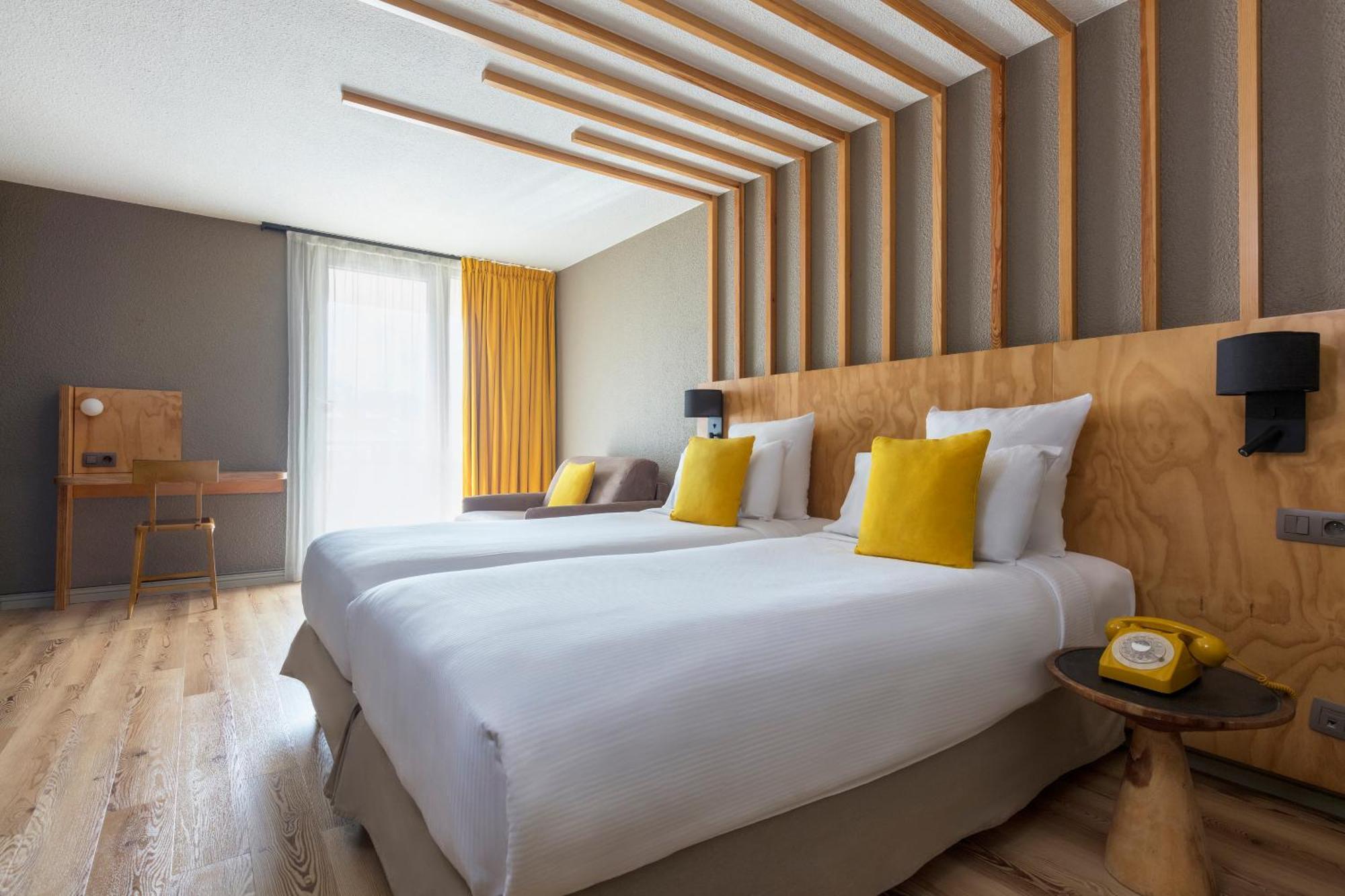 Quarto Superior com Varanda e Vista Jardim