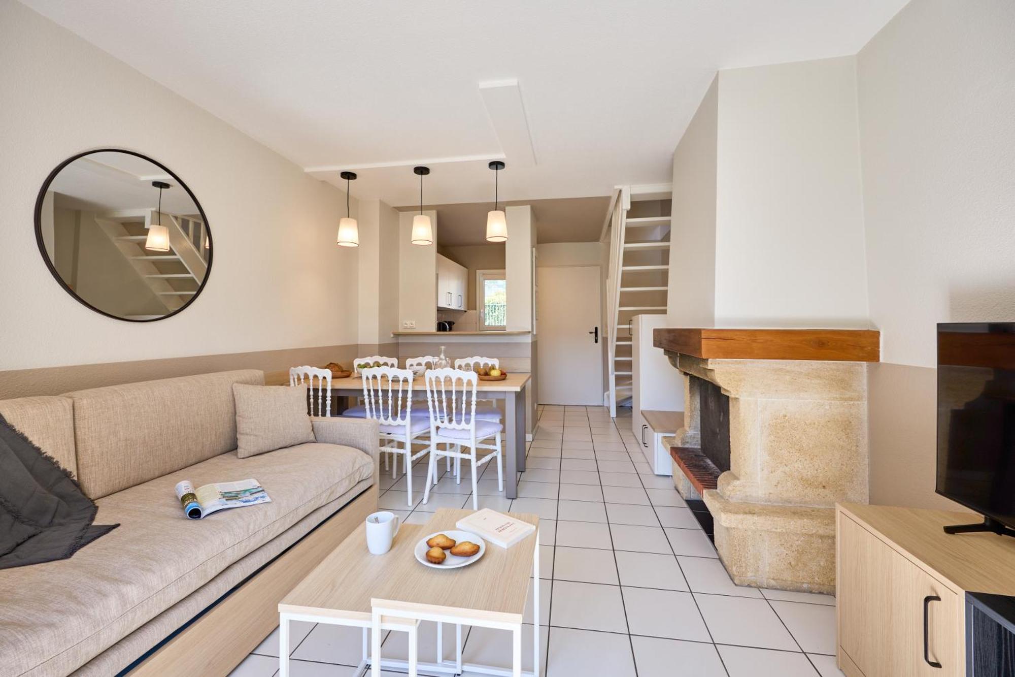 Superior One-Bedroom Duplex House Sleeping Alcove Fireplace Terrace,1662977901:JPEG