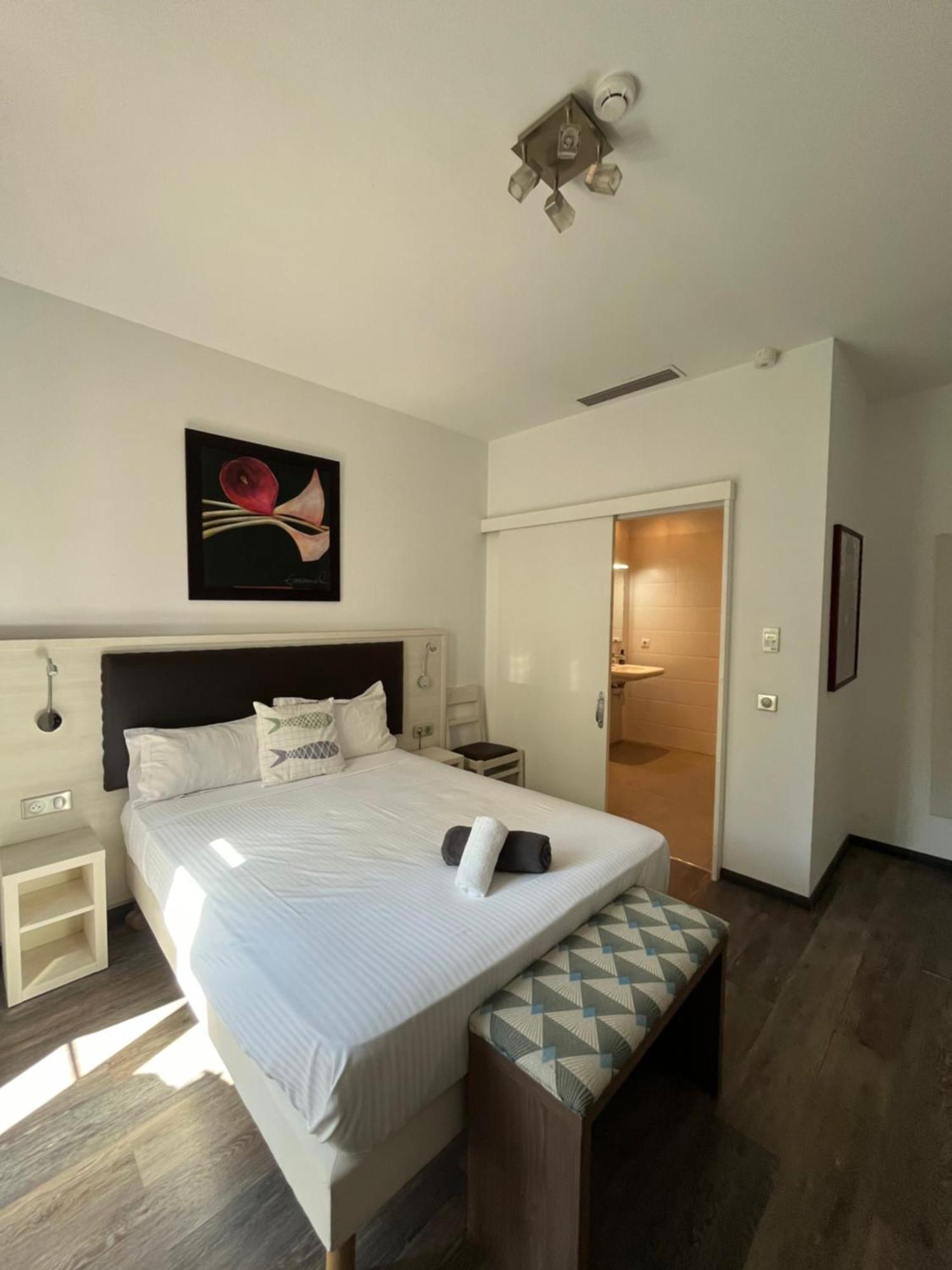 Standard ground floor room reception side Lot View