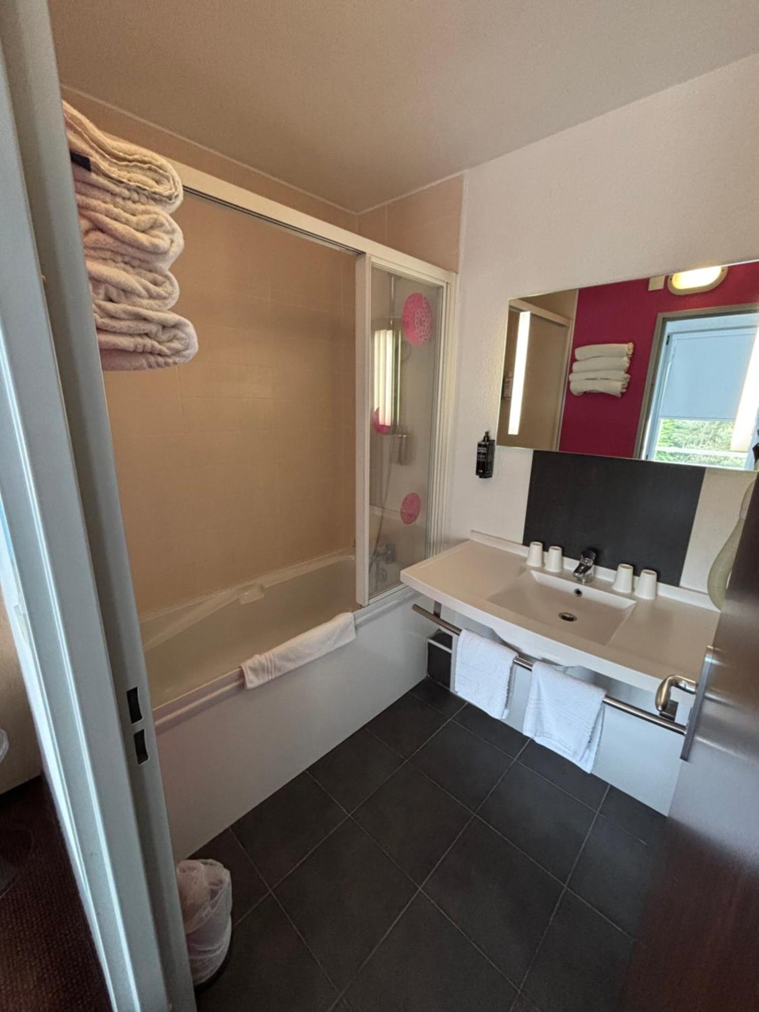 Standard Suite One Double Bed Two Single Beds,1669027987:JPEG