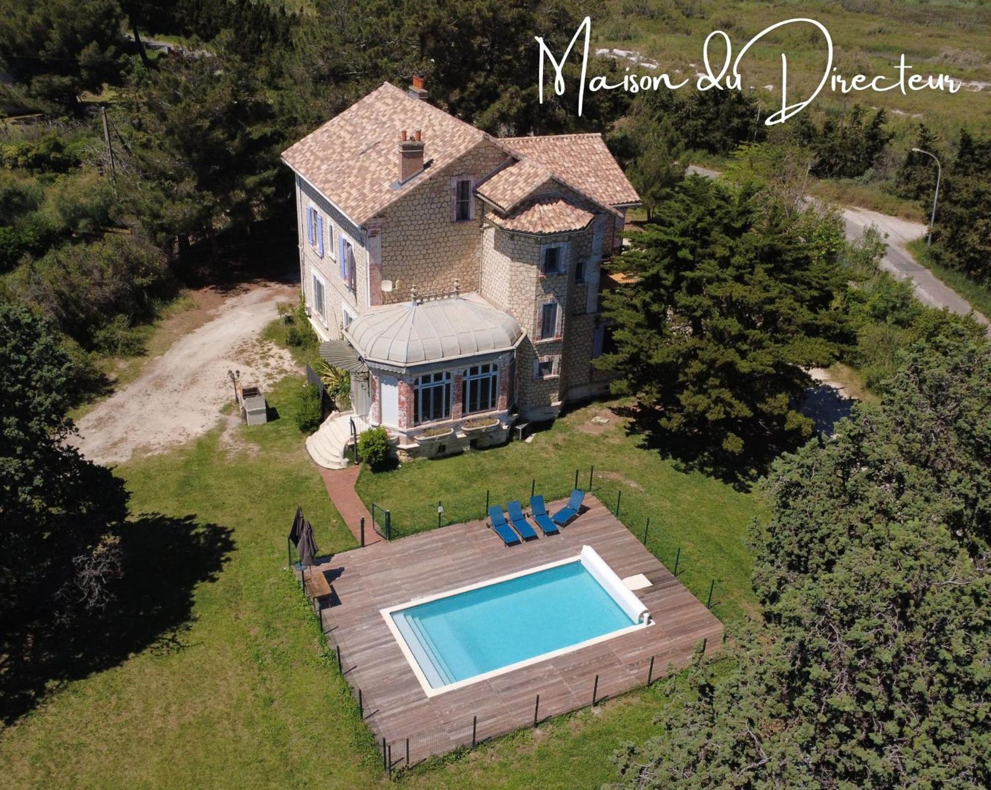 Six-Bedroom House,1673998601:JPEG