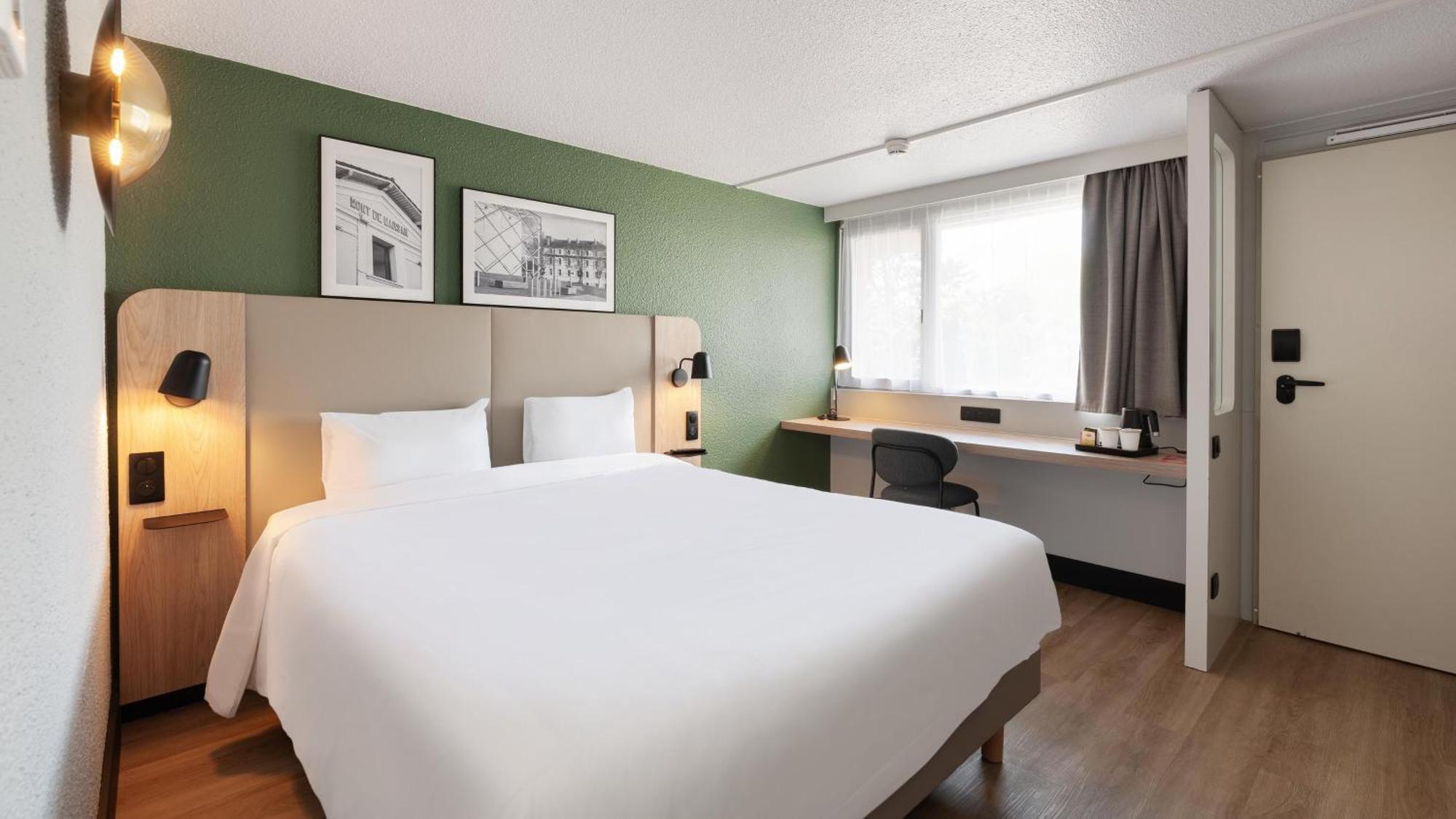 Standard Room 1 Queen Bed