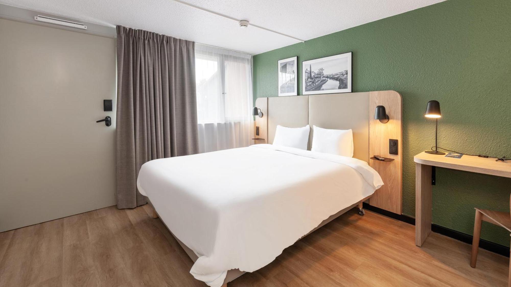 Standard Room 1 Queen Bed