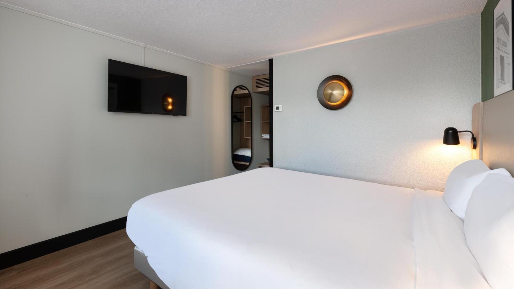 Standard Room 1 Queen Bed