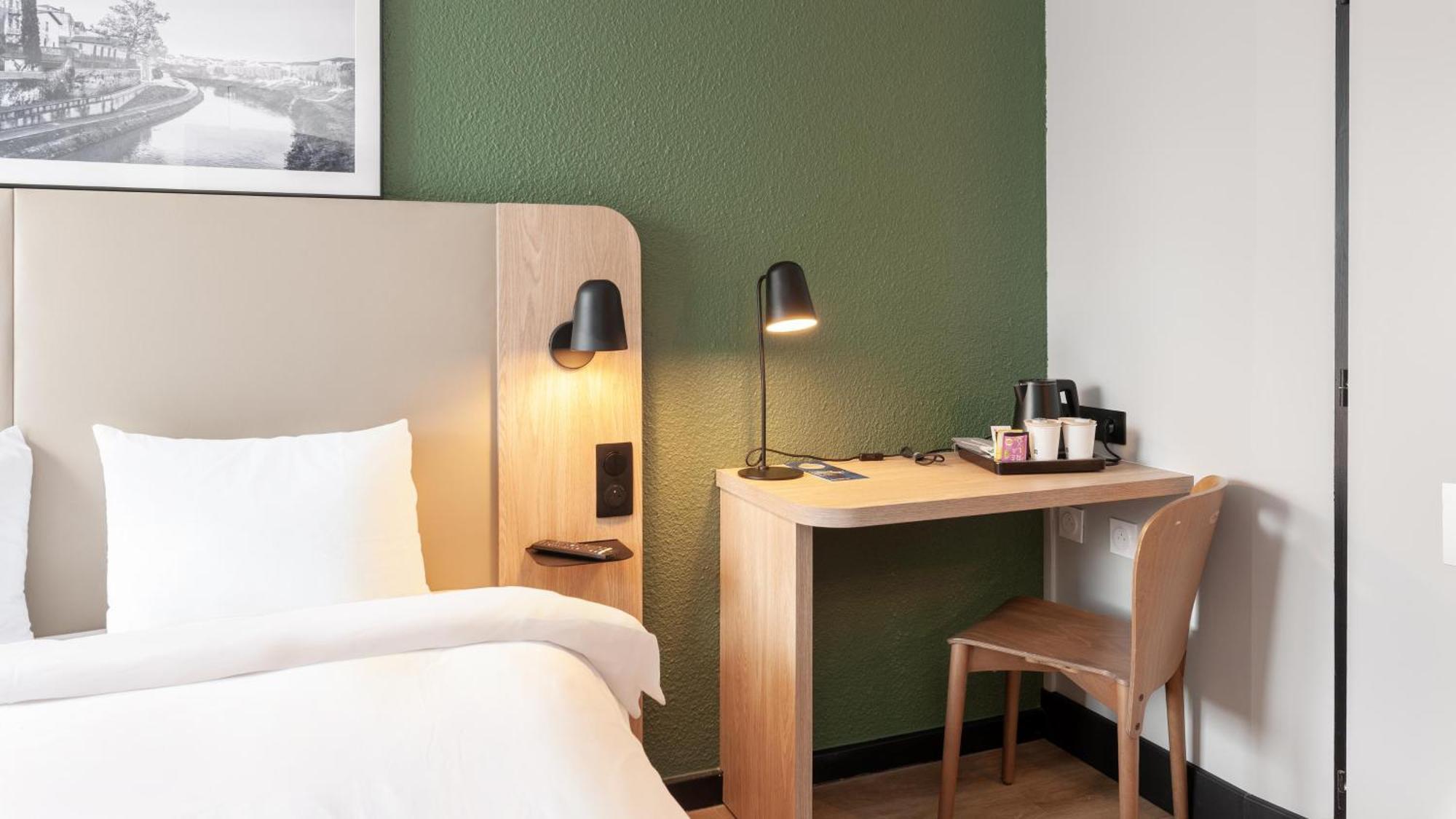 Standard Room 1 Queen Bed