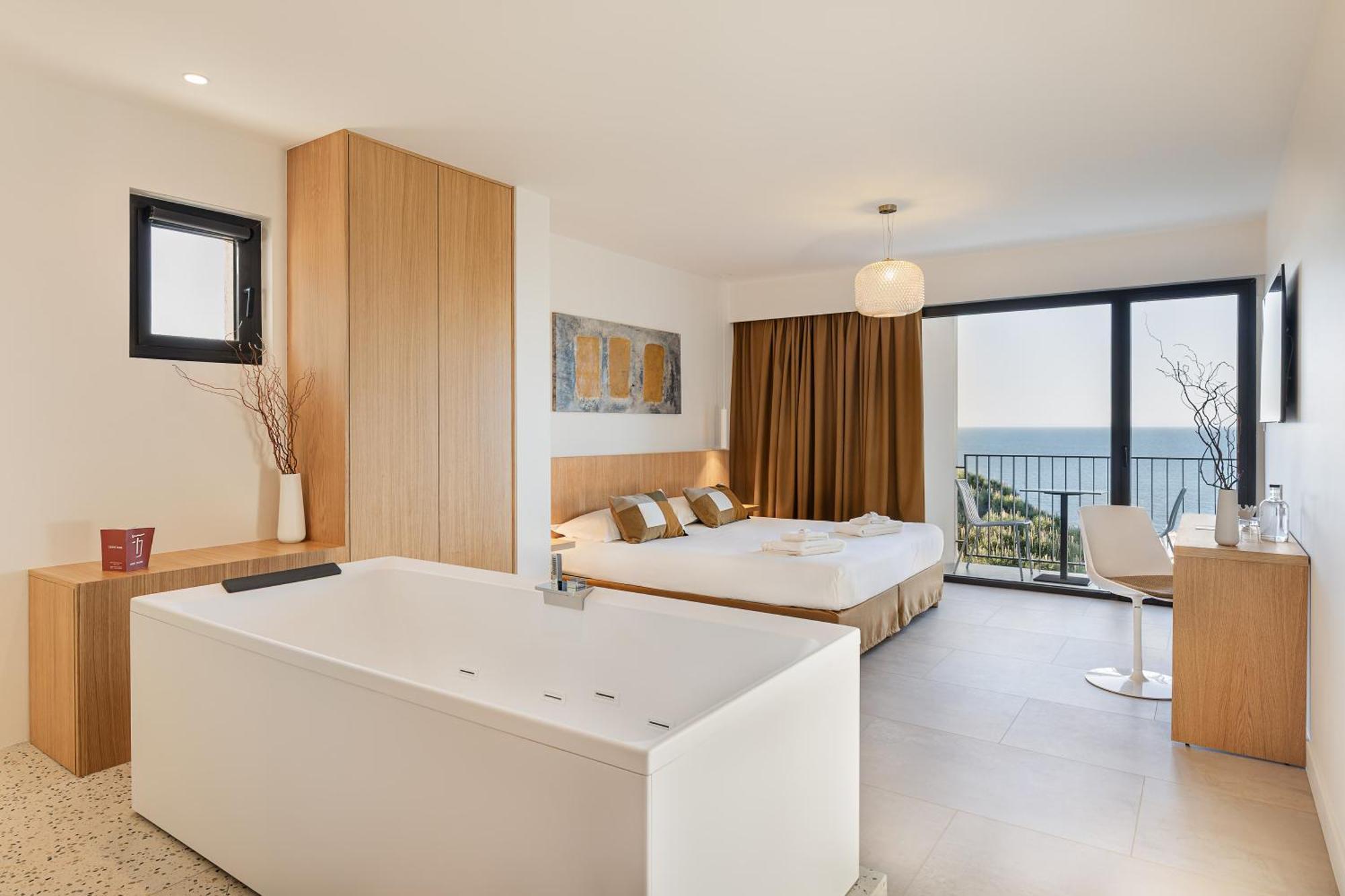 Suite Signature avec Balcon et Baignoire d’Hydromassage - Vue sur Mer