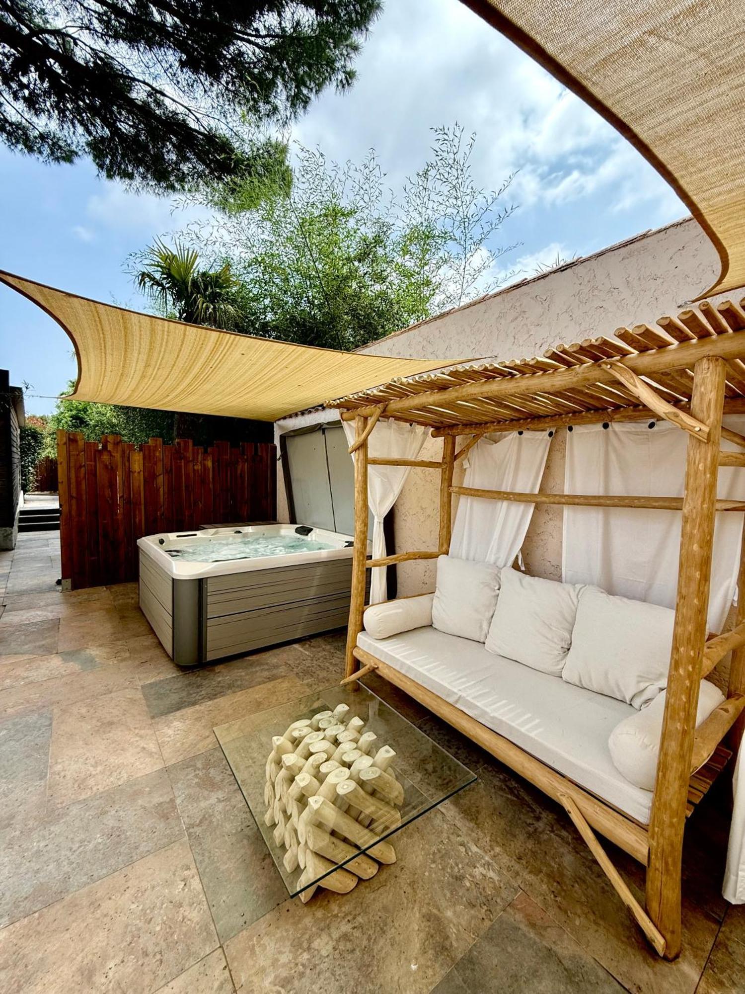 Suite with Hot Tub,1674780940:JPEG