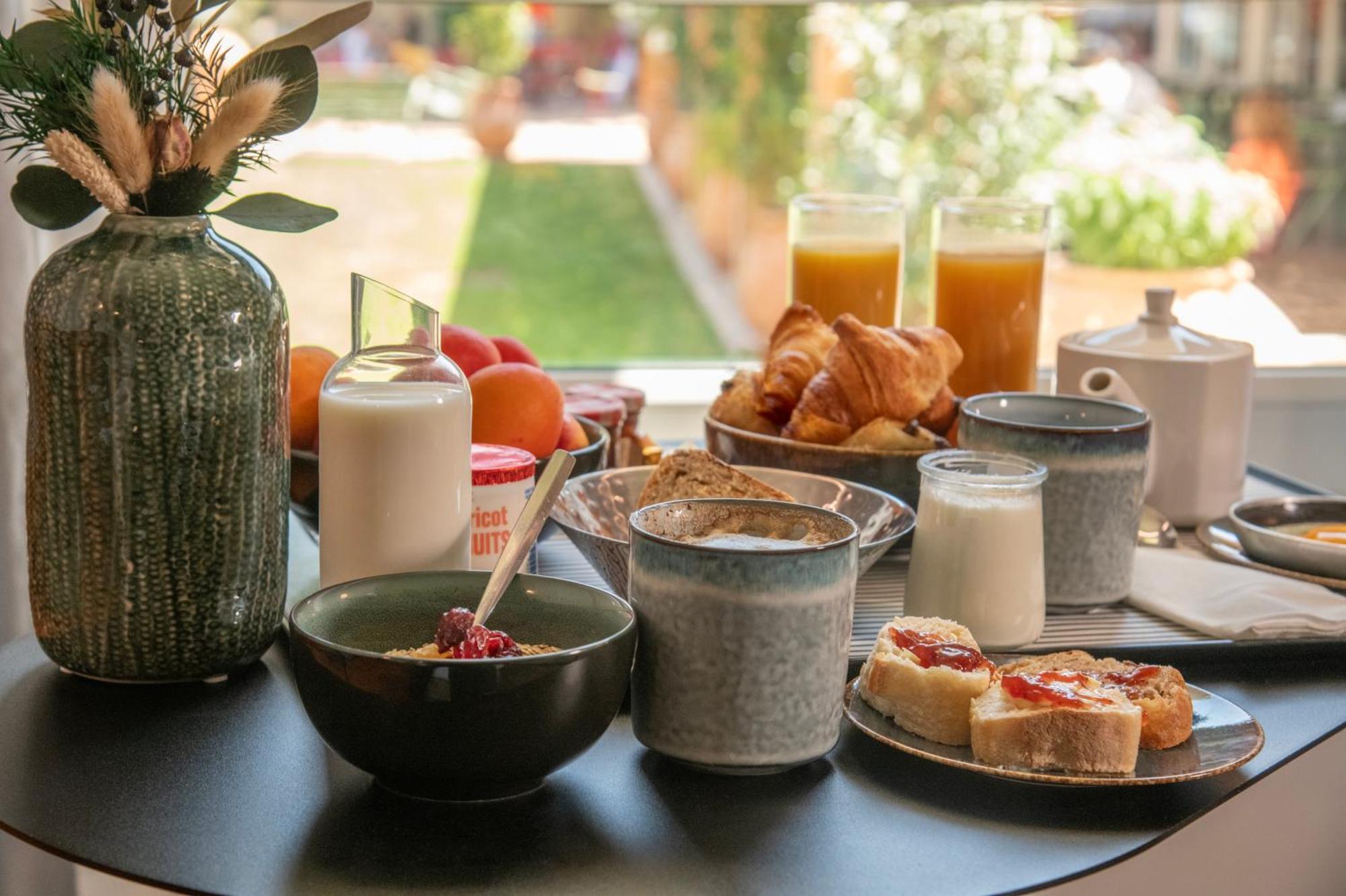 Superior room with 1 Queensize bed and 1 twin sofa bed - Garden Side,1681712588:JPEG