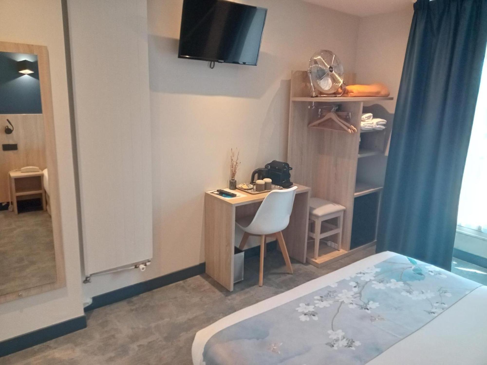 Dos Habitaciones Contiguas - Habitación Superior y Estándar