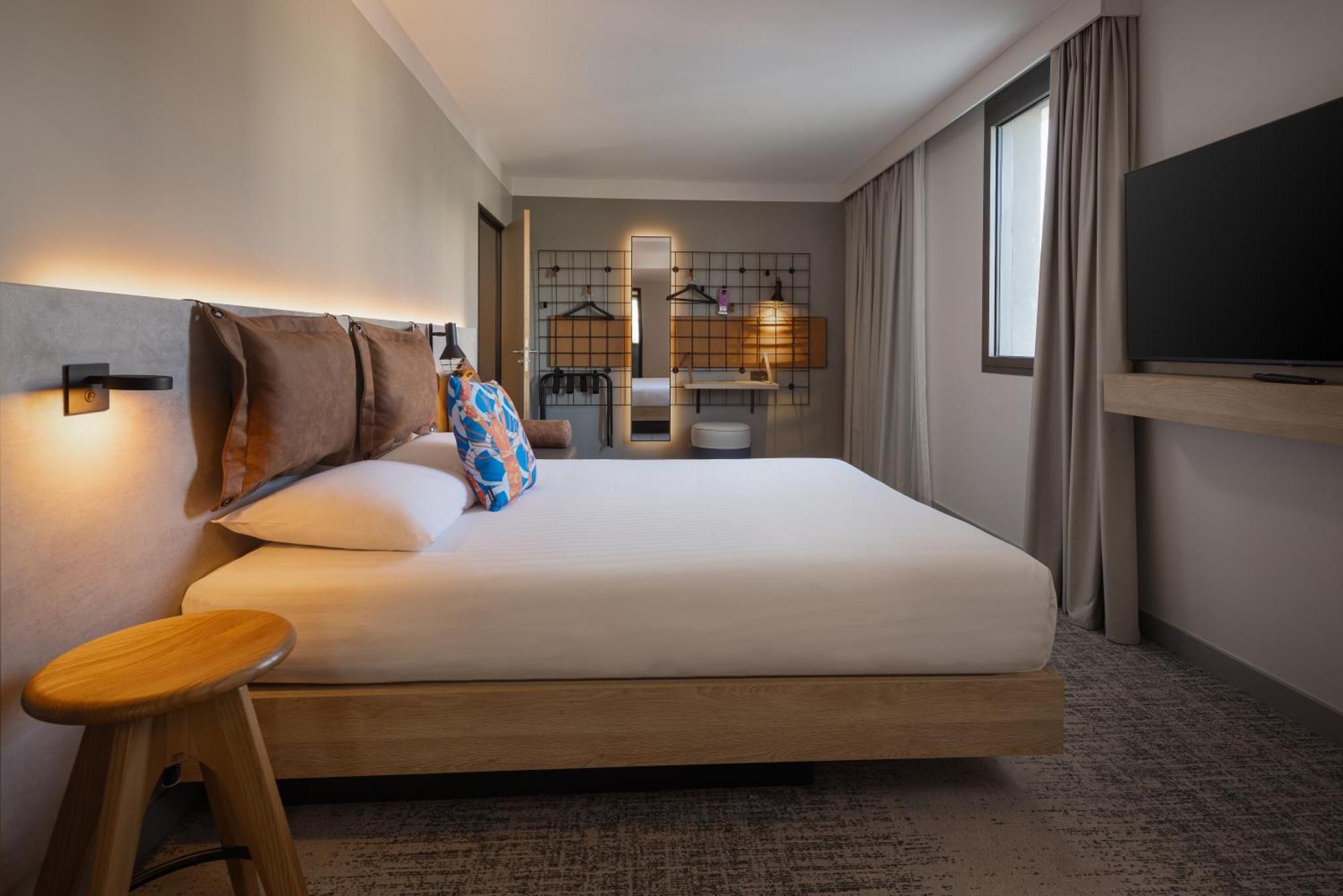 Habitación Moxy con cama grande