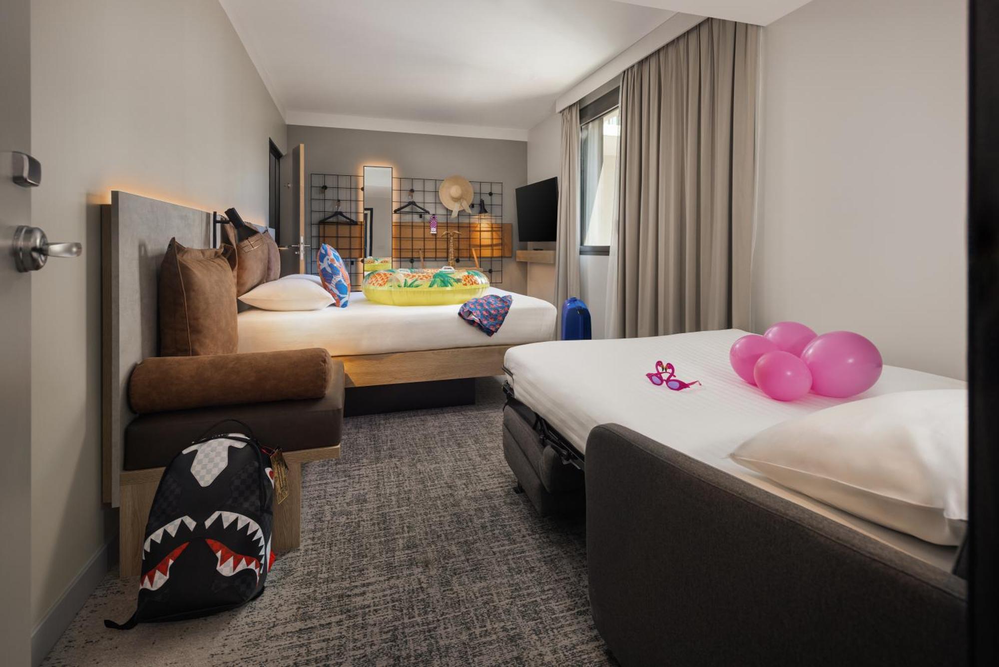Moxy Family Queen Room with Sofa Bed