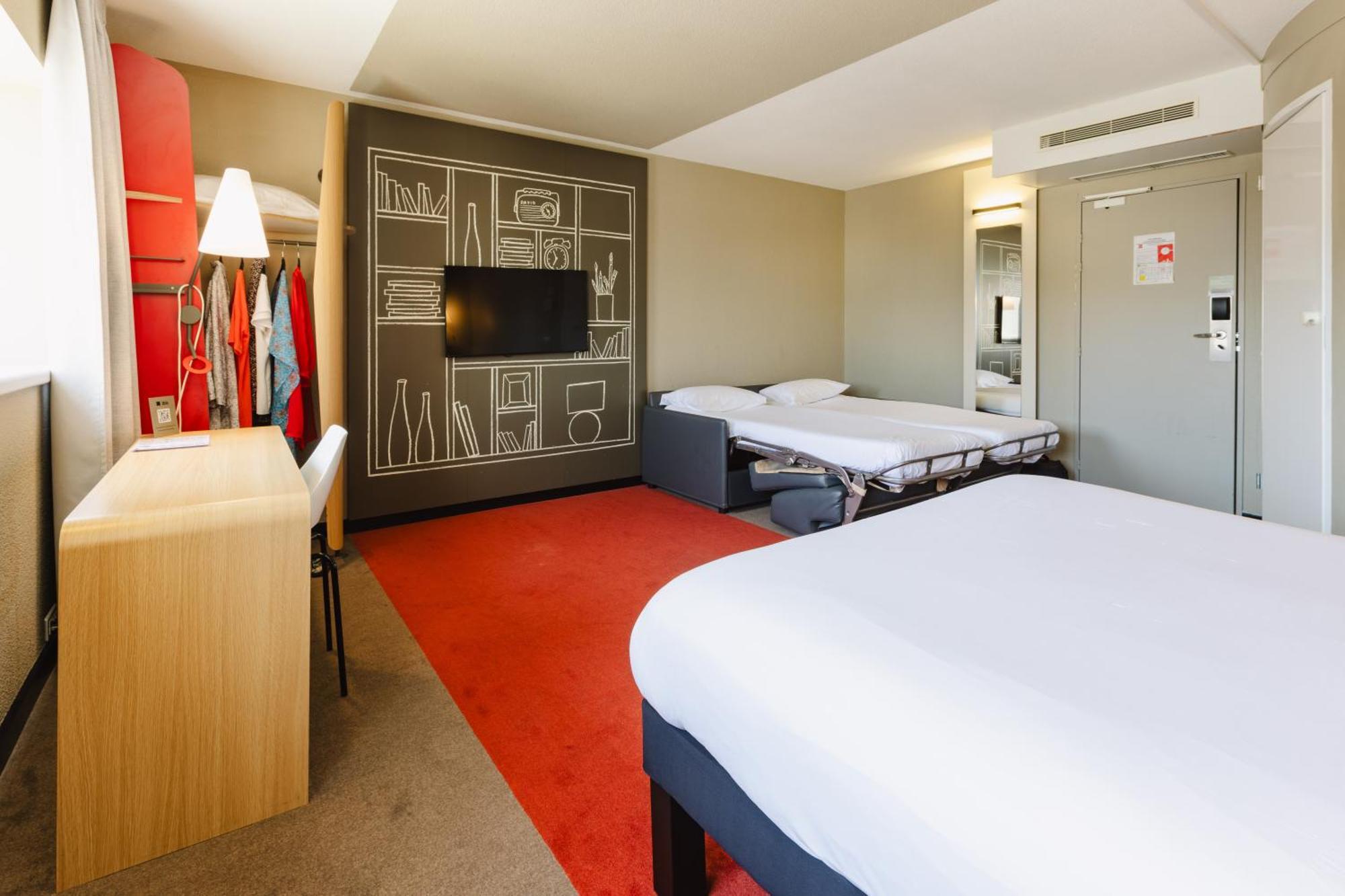 Chambre Standard avec 1 Lit Double et 2 Lits Simples