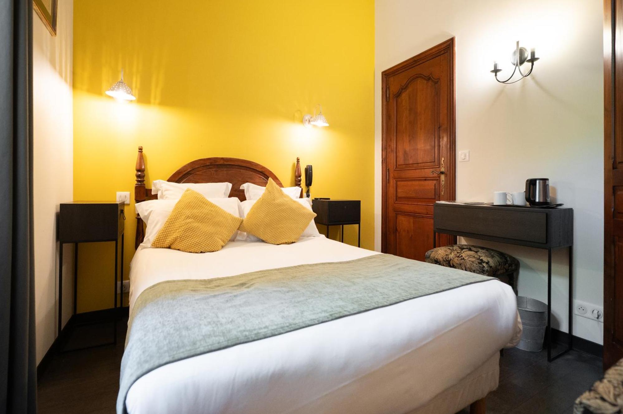 Very Small Double Room,1689839138:JPEG