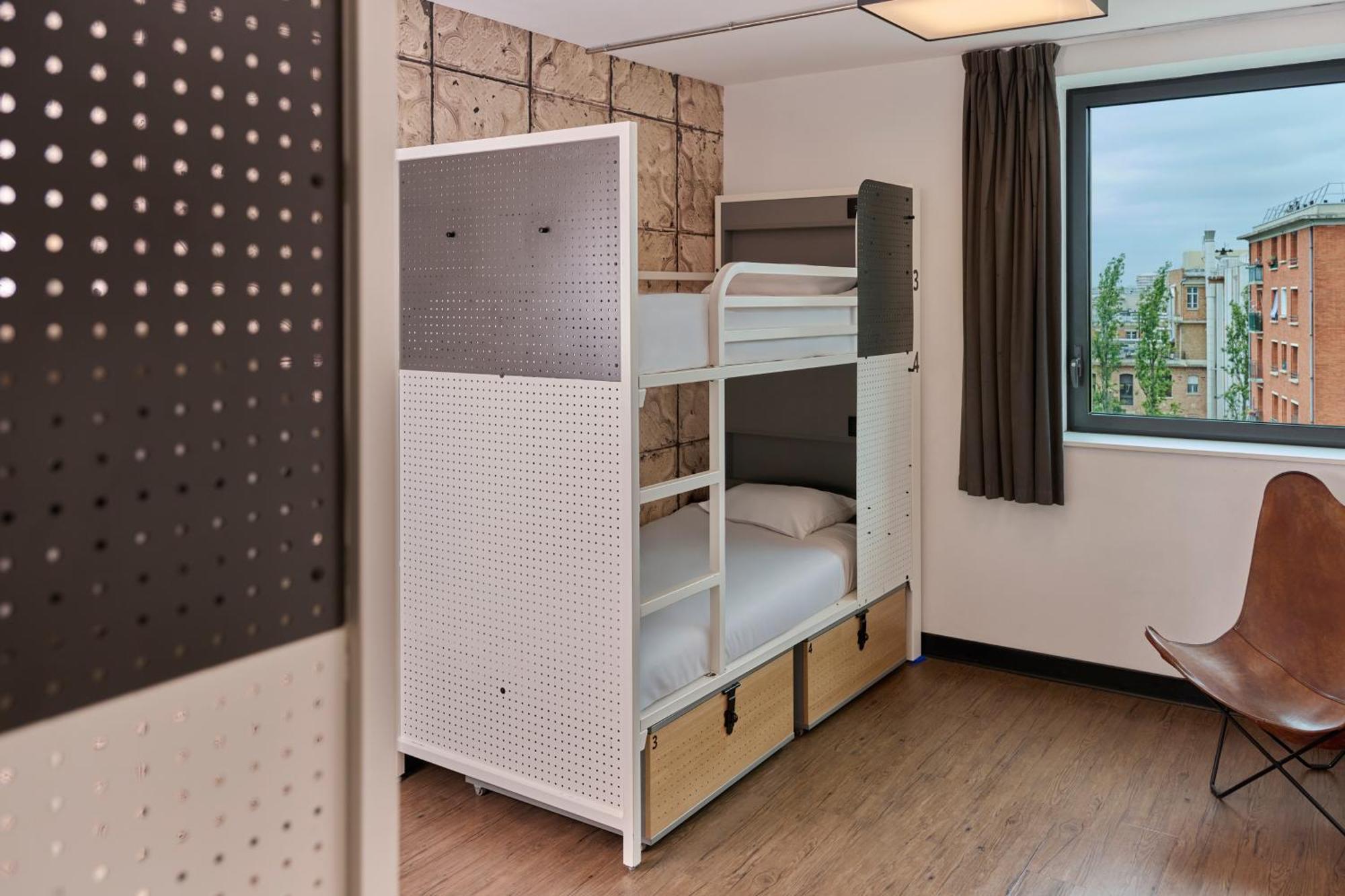 Cama num Dormitório com 4 Camas