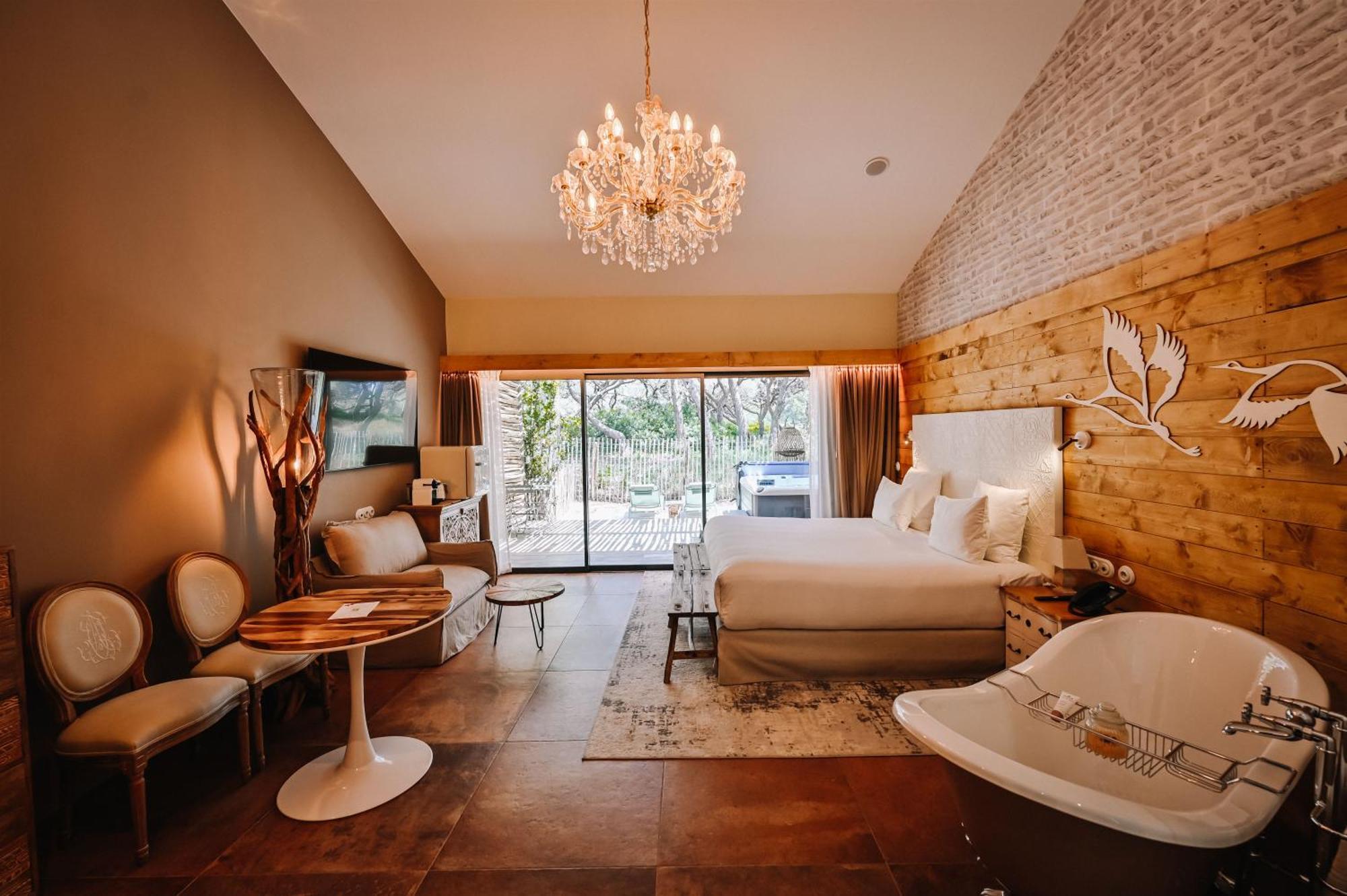 Pesquiers Village King Room Hot Tub