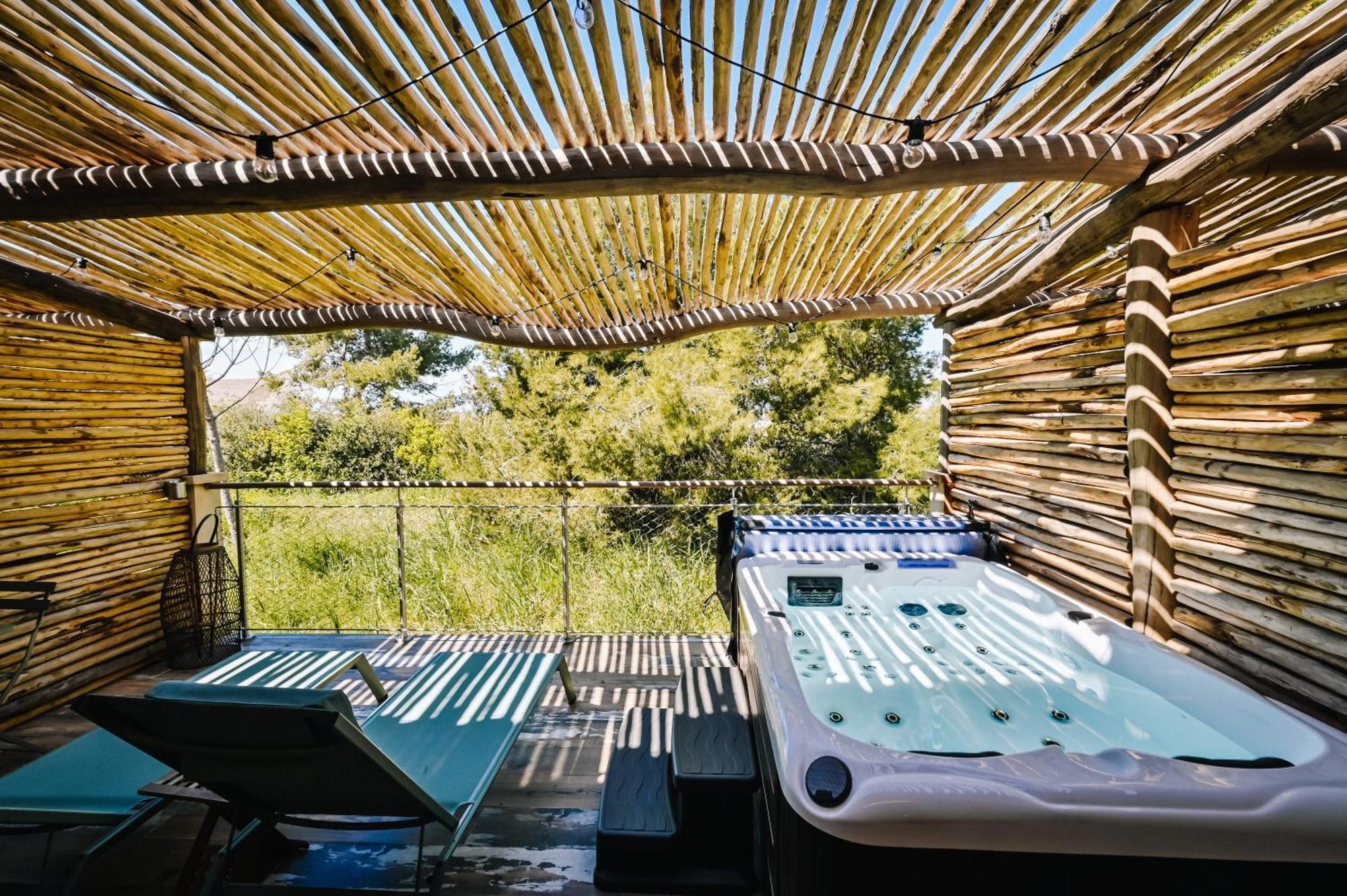 Pesquiers King Room by the Road Hot Tub