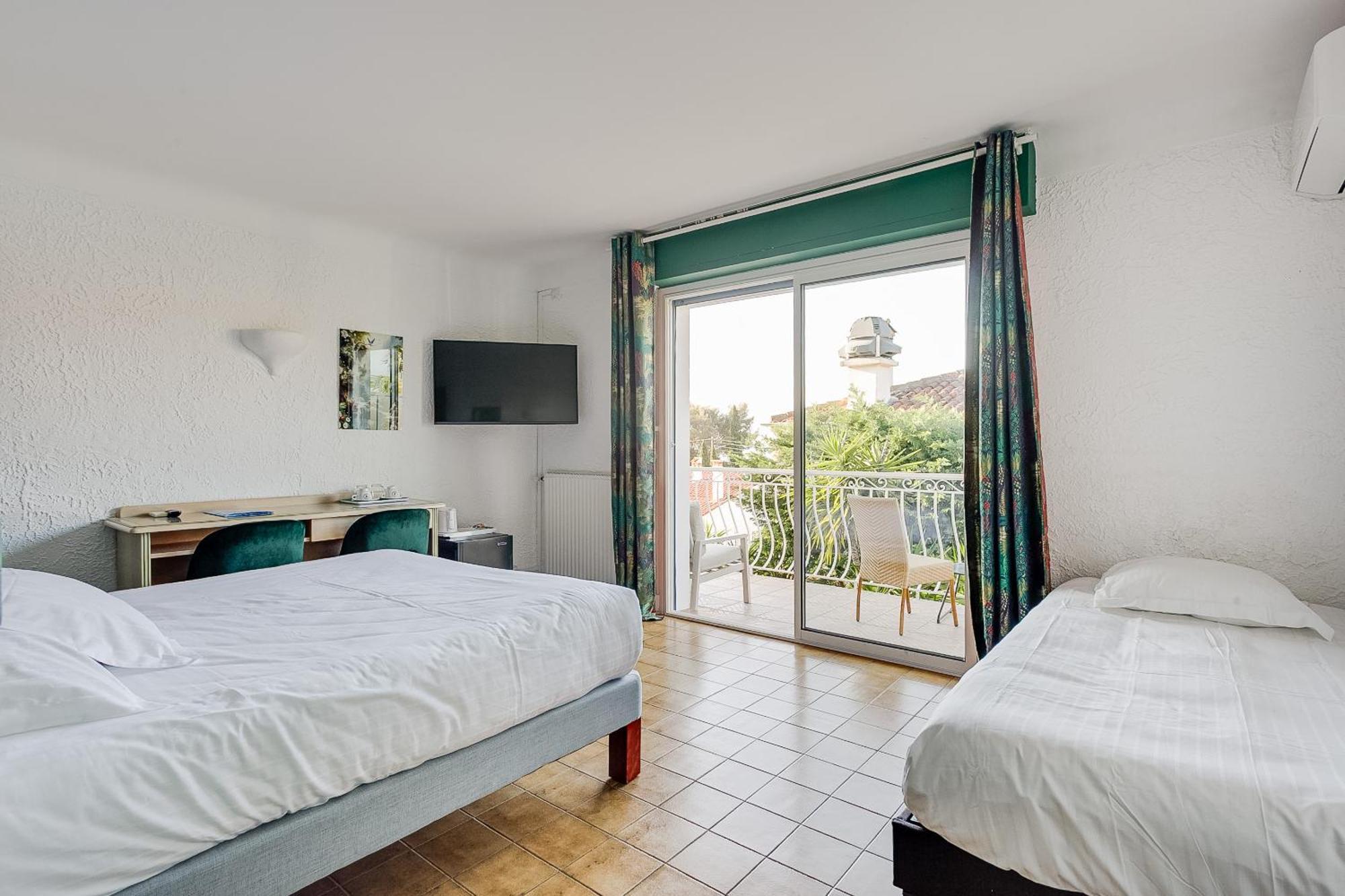 Triple Room Terrace Partial Sea View