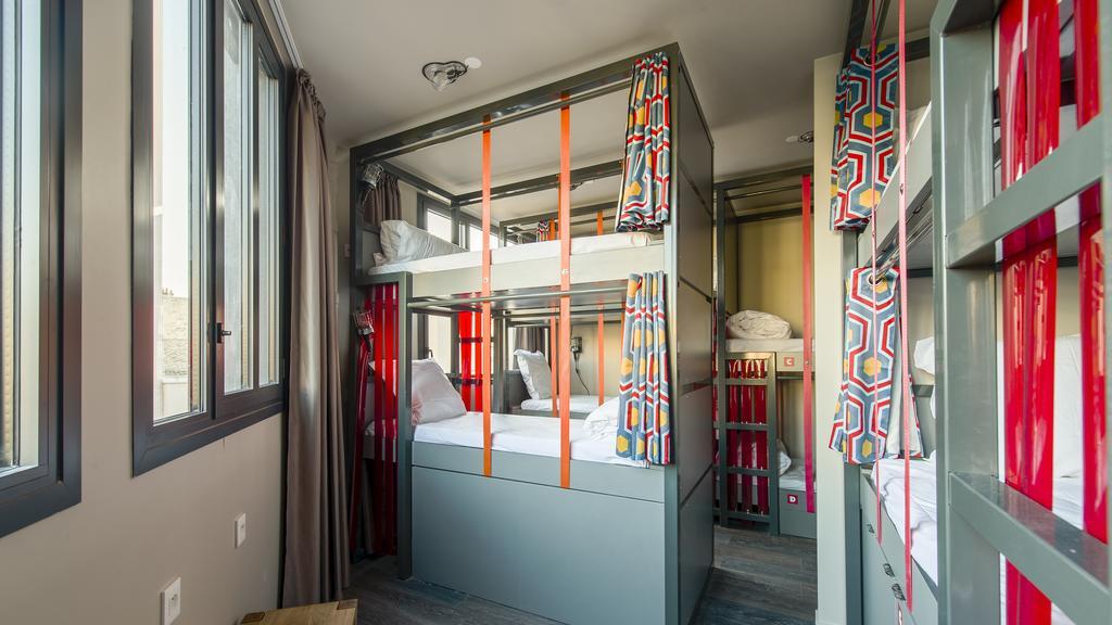 Cama em Dormitório Misto com 8 Camas