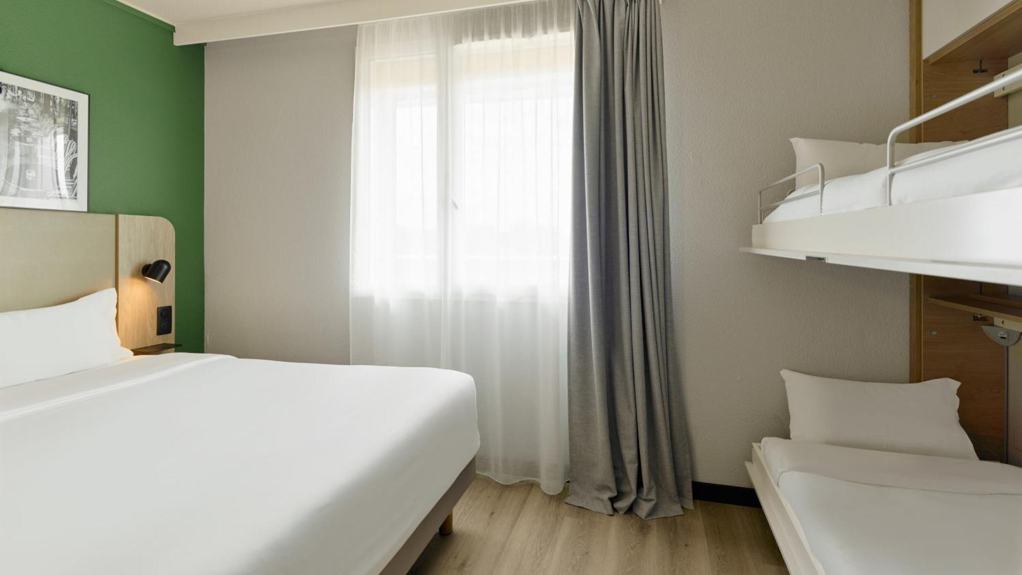 Standard Room 1 Queen Bed 2 Bunk Beds