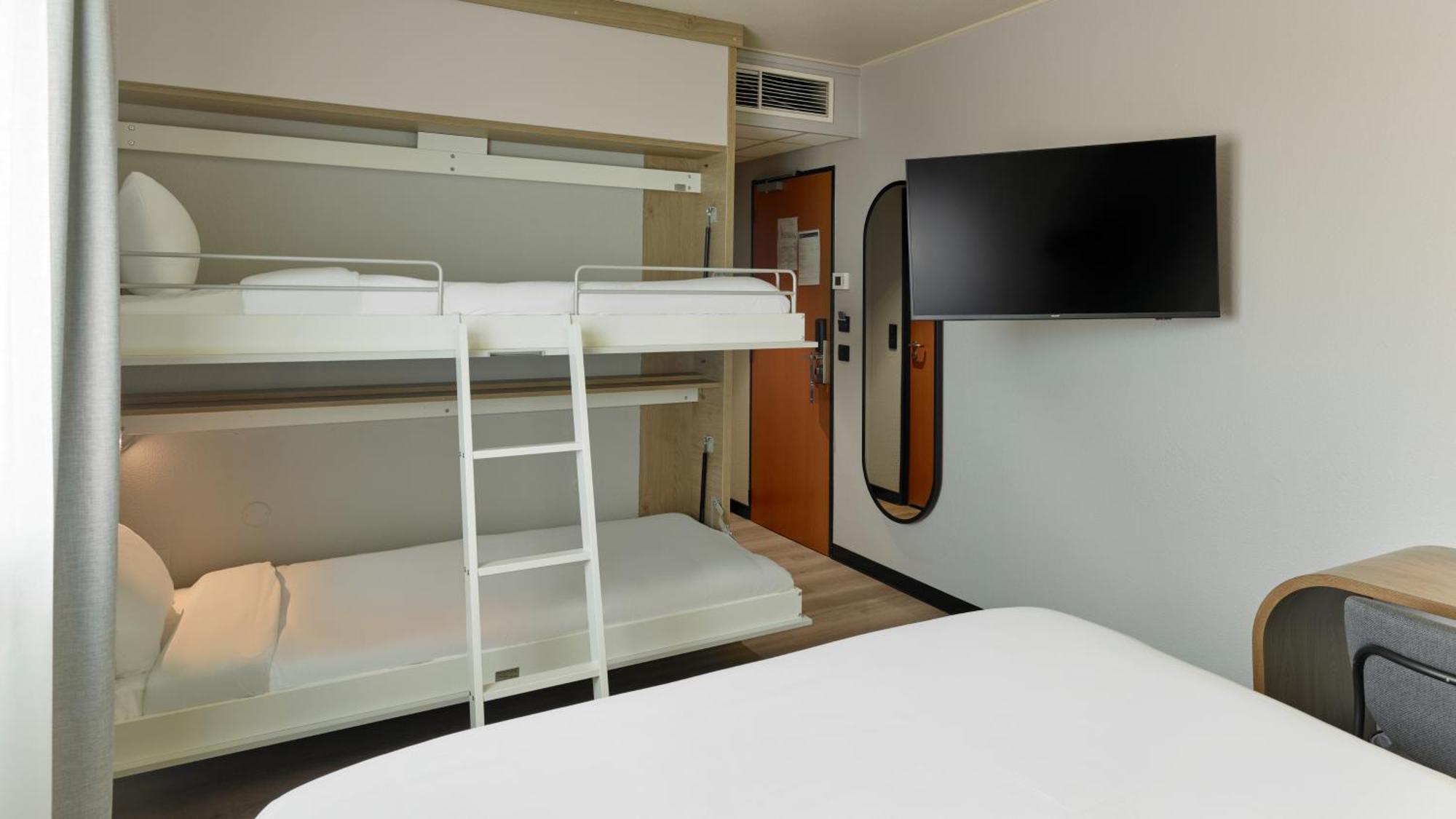Standard Room 1 Queen Bed 2 Bunk Beds