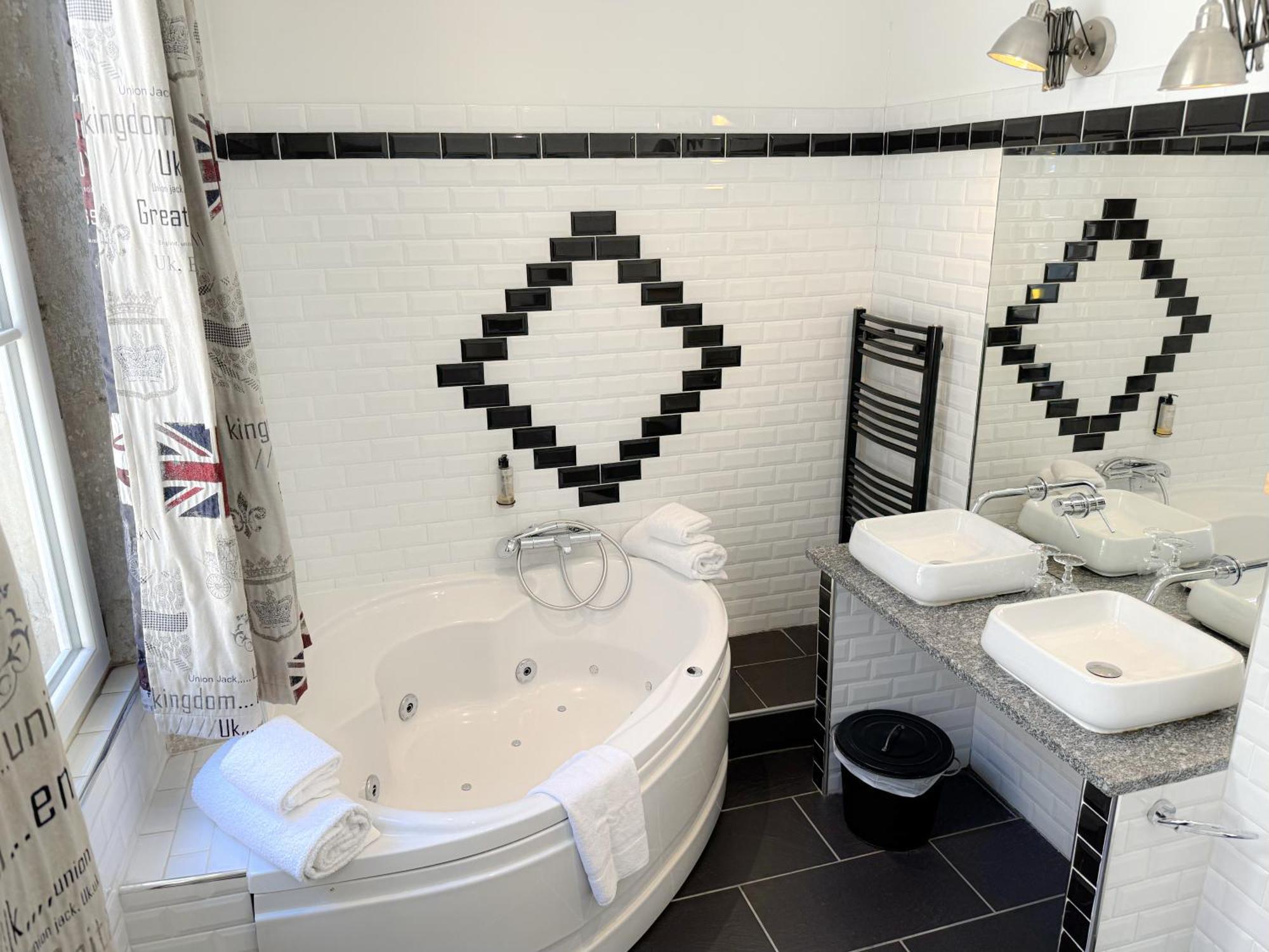 Queen Room Spa Bath