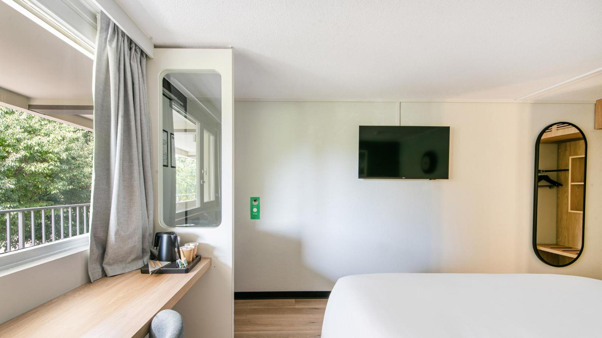 Standard Room 1 Queen Bed