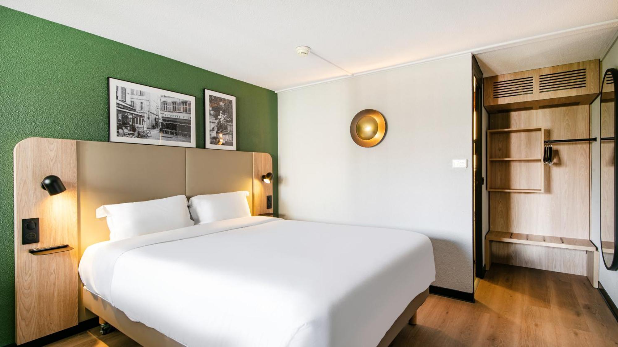 Standard Room 1 Queen Bed