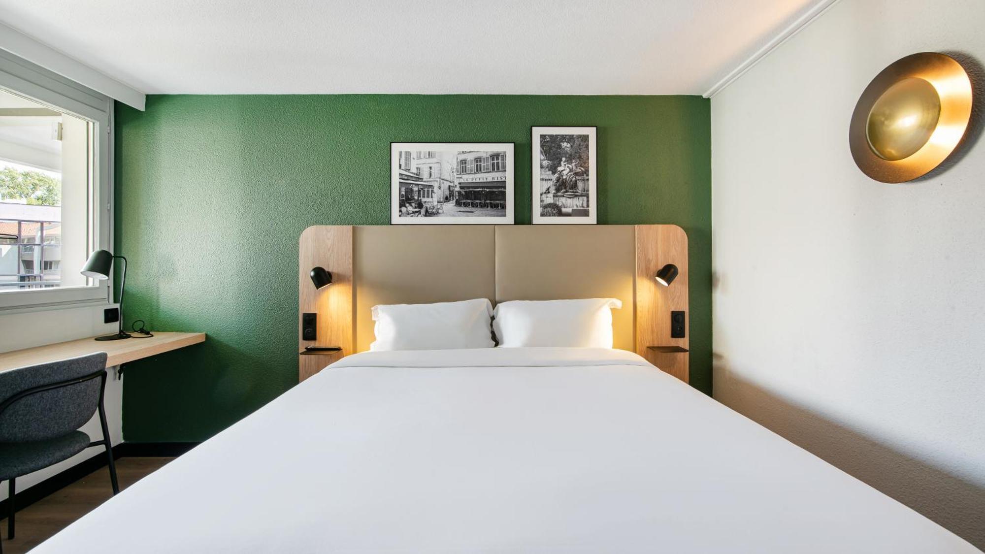 Standard Room 1 Queen Bed