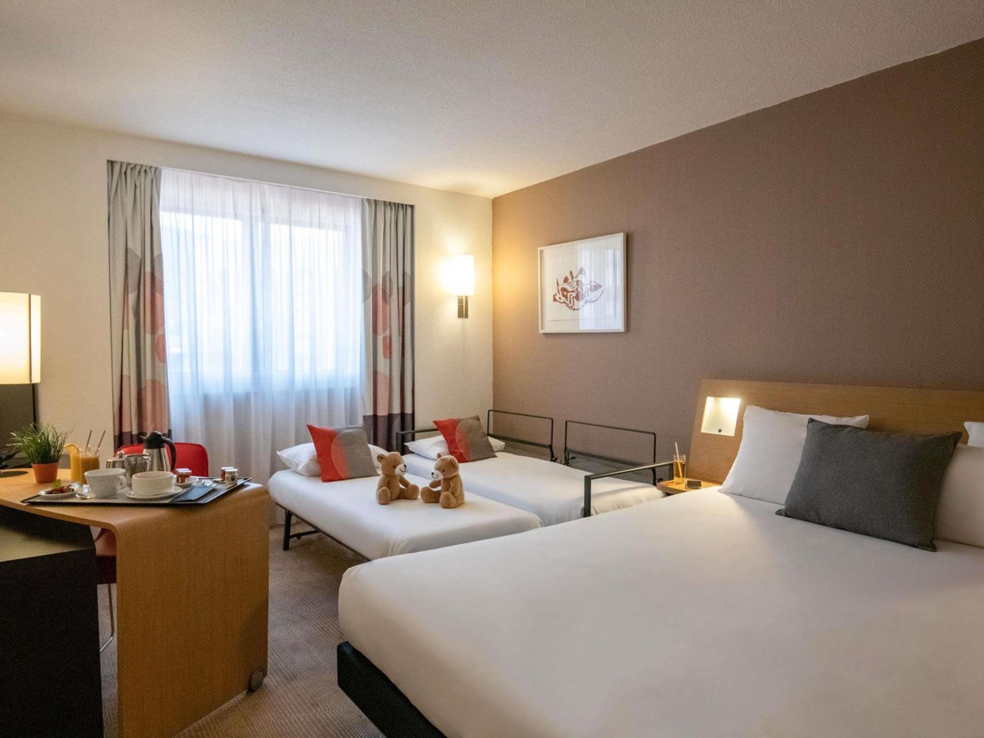 Classic  Family Room with Double Bed and Two Single Beds,1704843963:JPEG