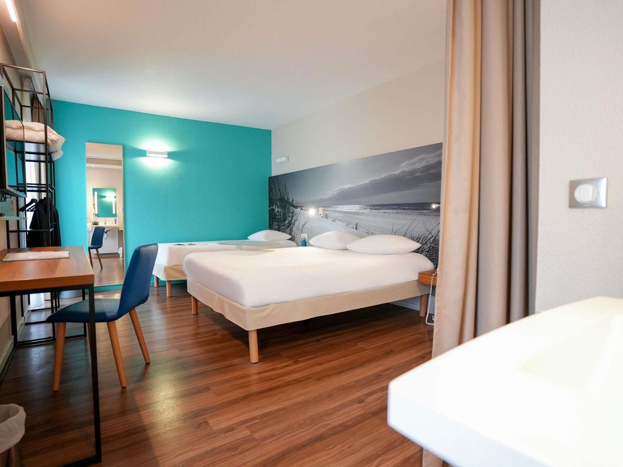 Standard Room with One Double Bed and One Single Bed,1704883933:JPEG