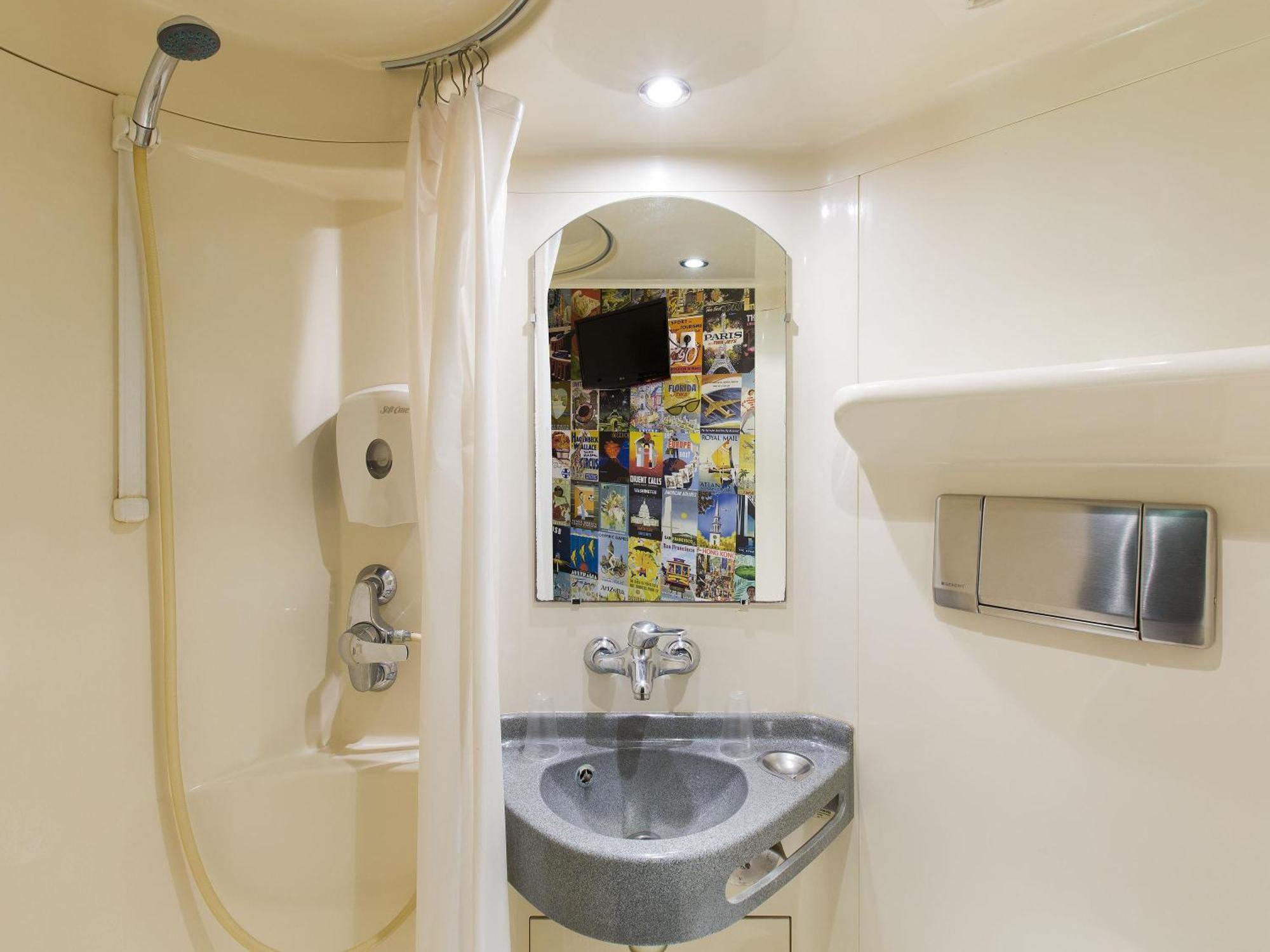 Cabrio Triple Room Bathroom