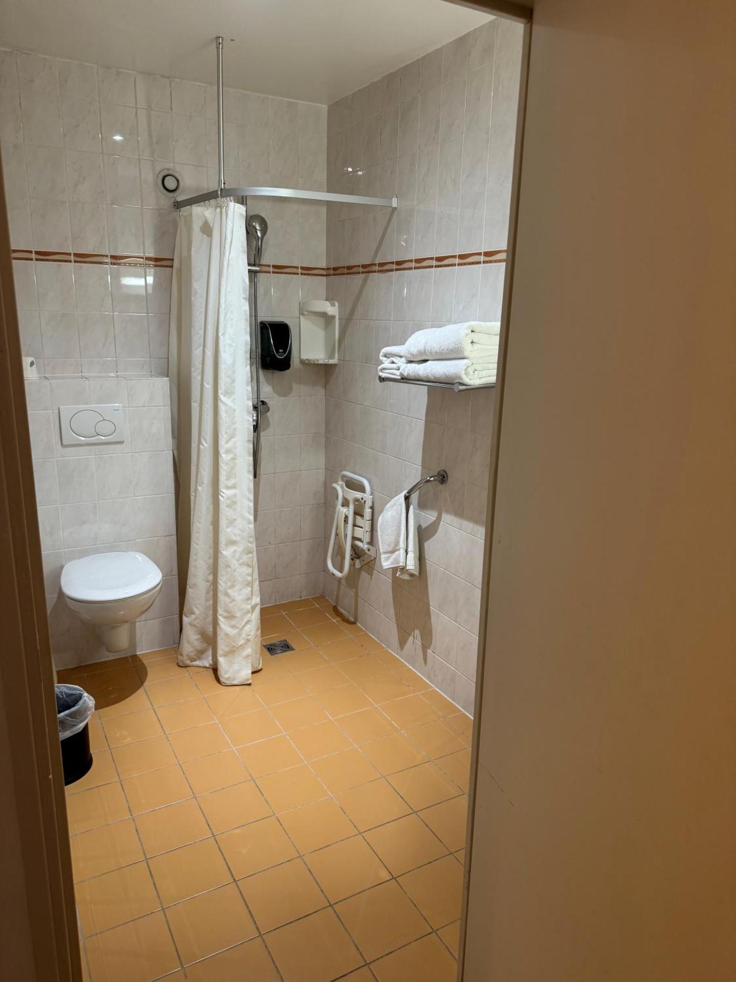 Chambre Double - Accessible aux Personnes à Mobilité Réduite