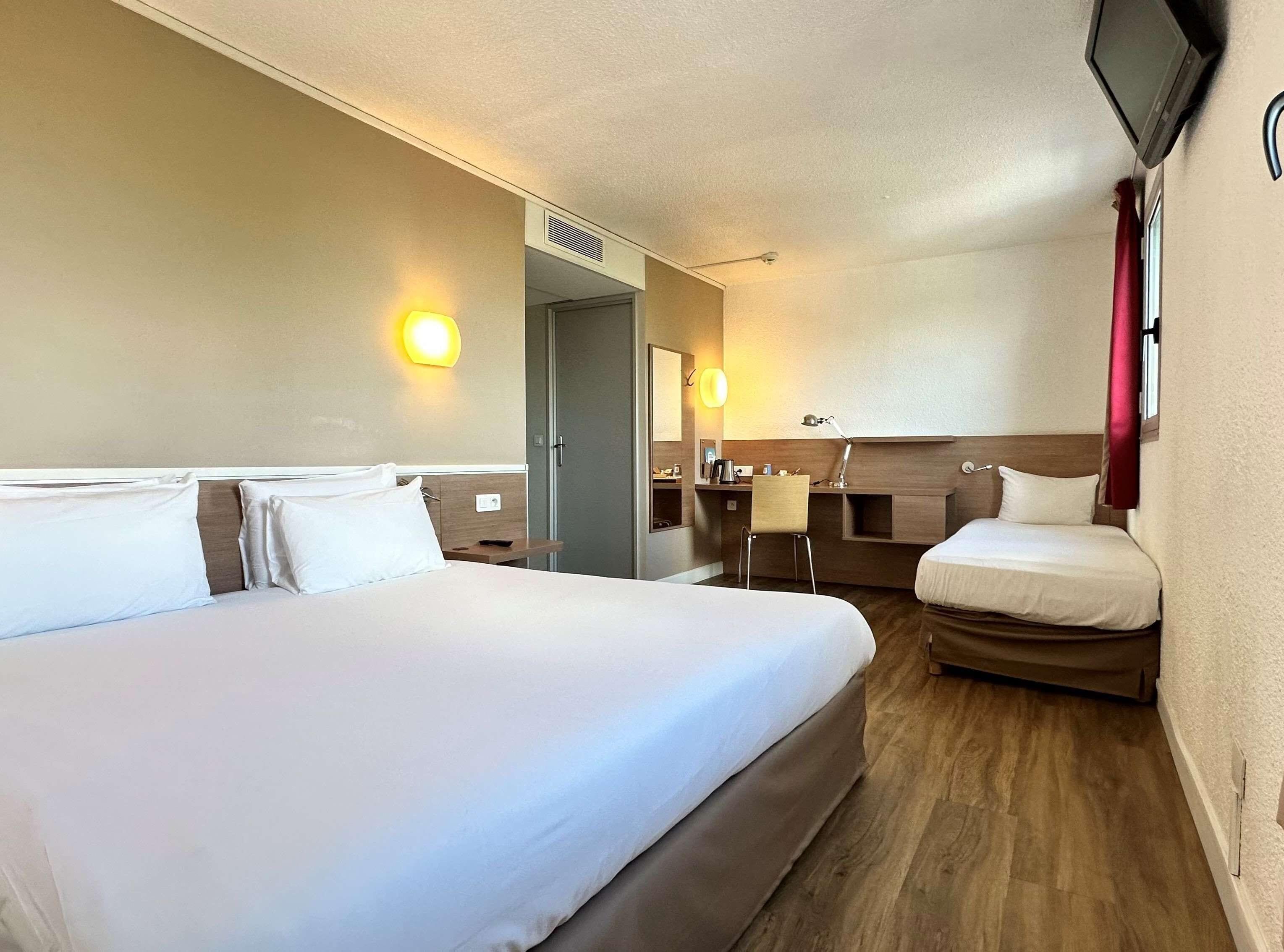 One Double Bed One Single Bed Superior Room