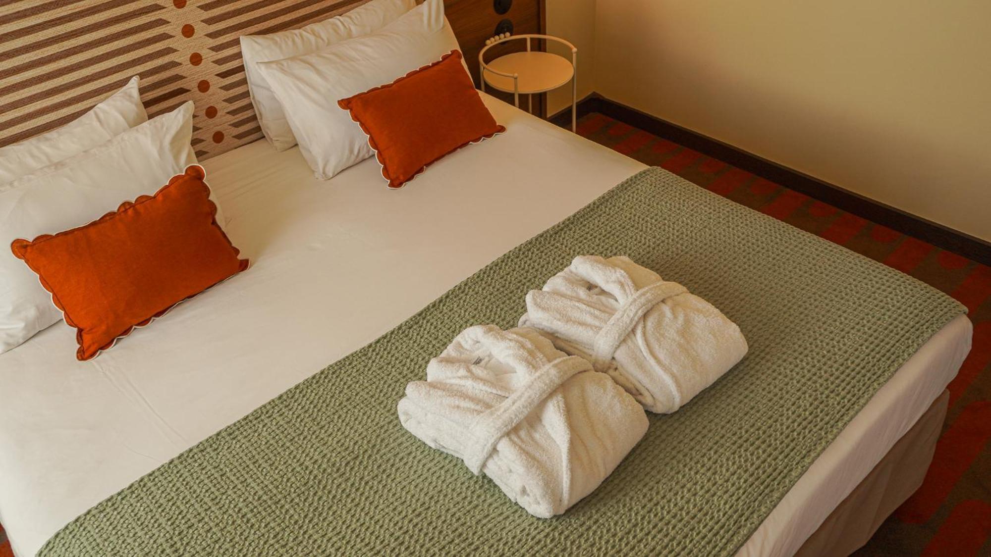 Junior Suite One Double One Sofa Bed,1710582445:JPEG