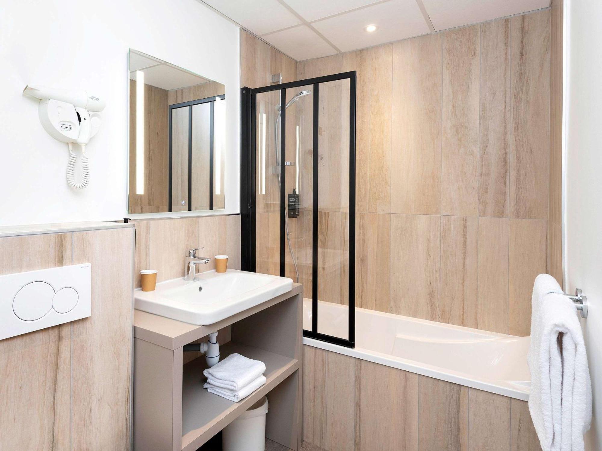 Standard Room with One Double Bed and One Single Bed,1717022433:JPEG