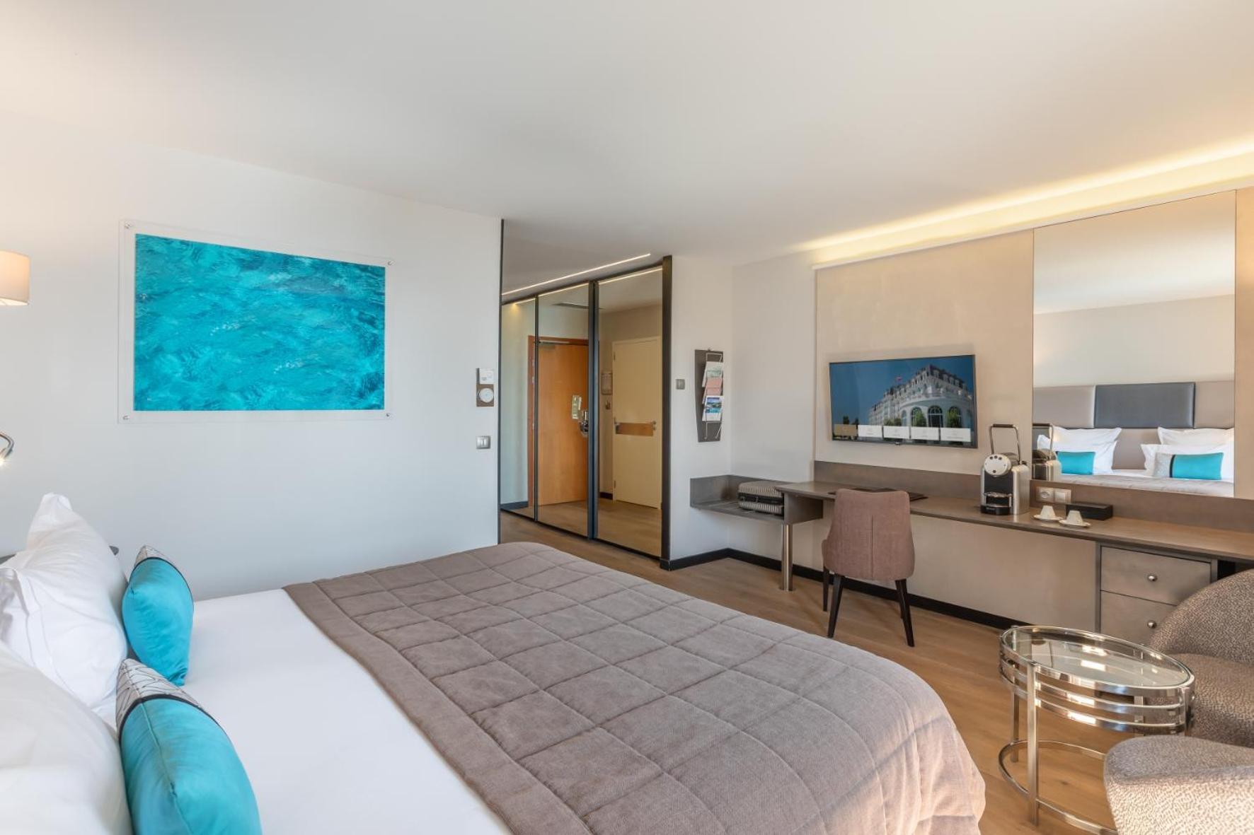 Prestige Lake Room Spa Access Reservation Needed