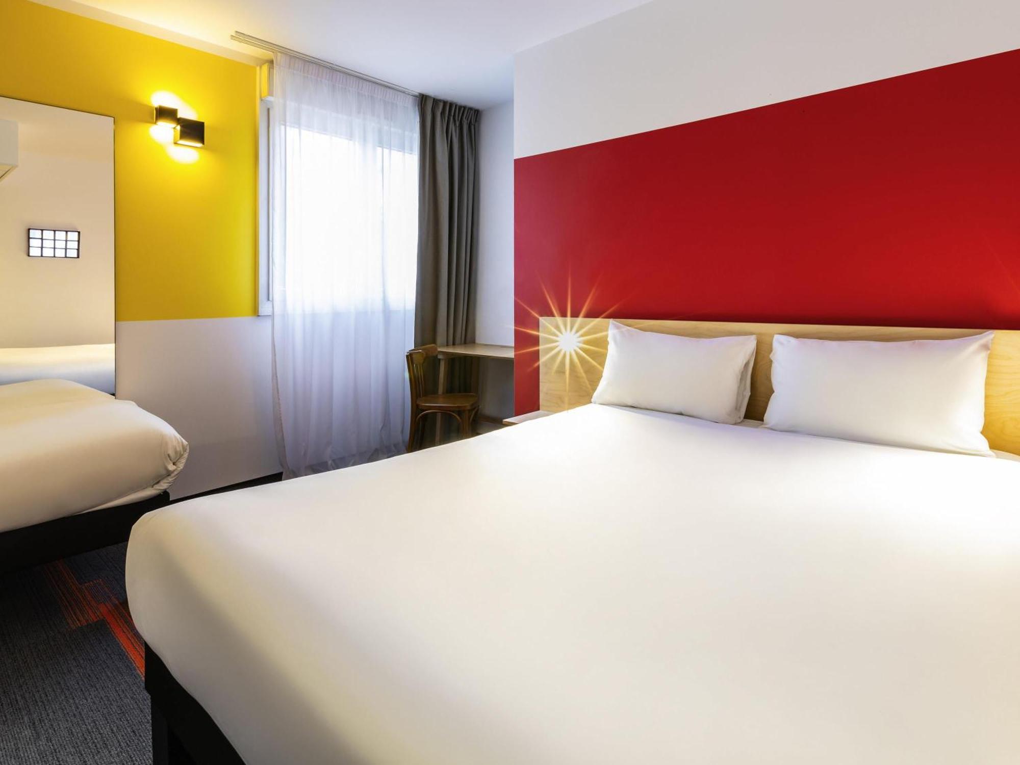 Pop Room with One Double Bed and One Single Bed,1717029170:JPEG