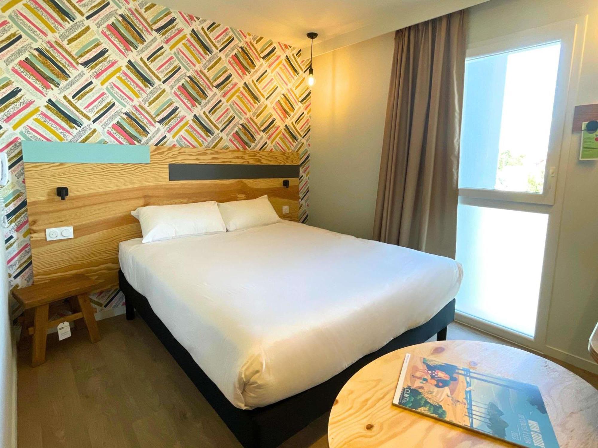 Chambre Pop avec Lit Double et Lits Simples