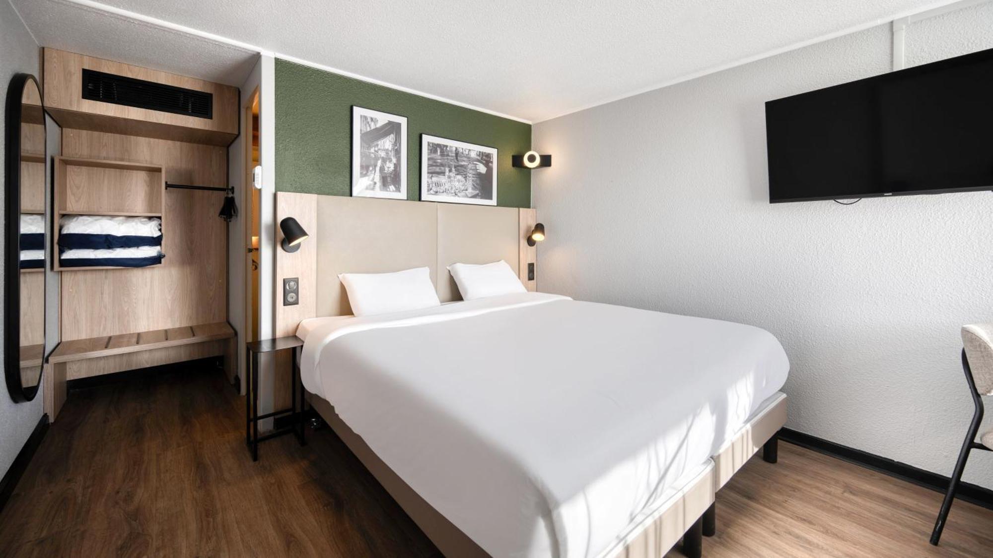 Standard Room 1 Queen Bed