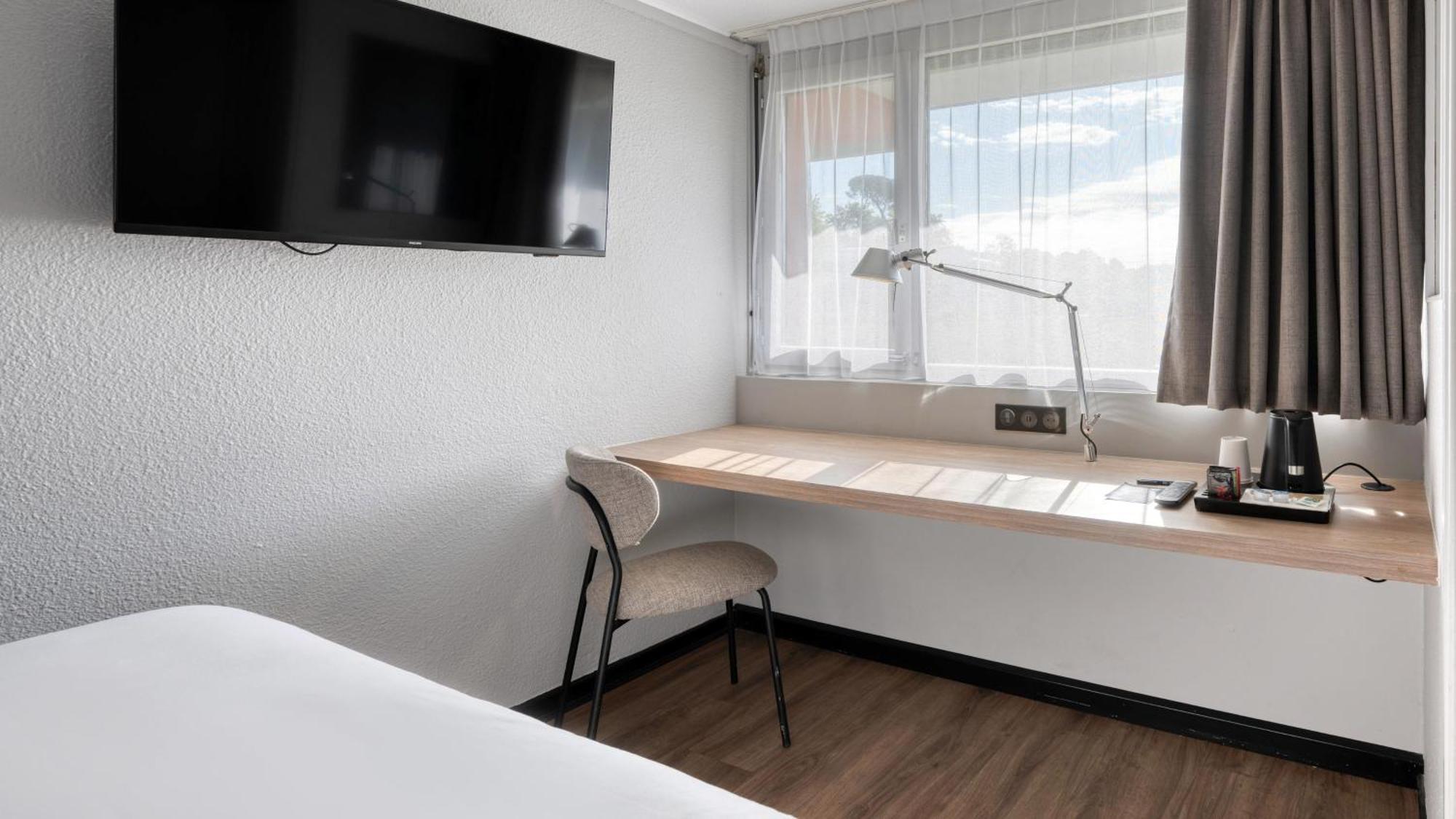Standard Room 1 Queen Bed