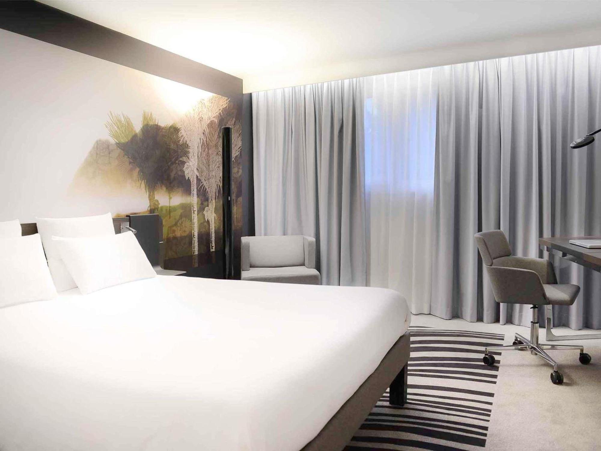 Executive Queen Room Single Sofa Bed,1746837270:JPEG