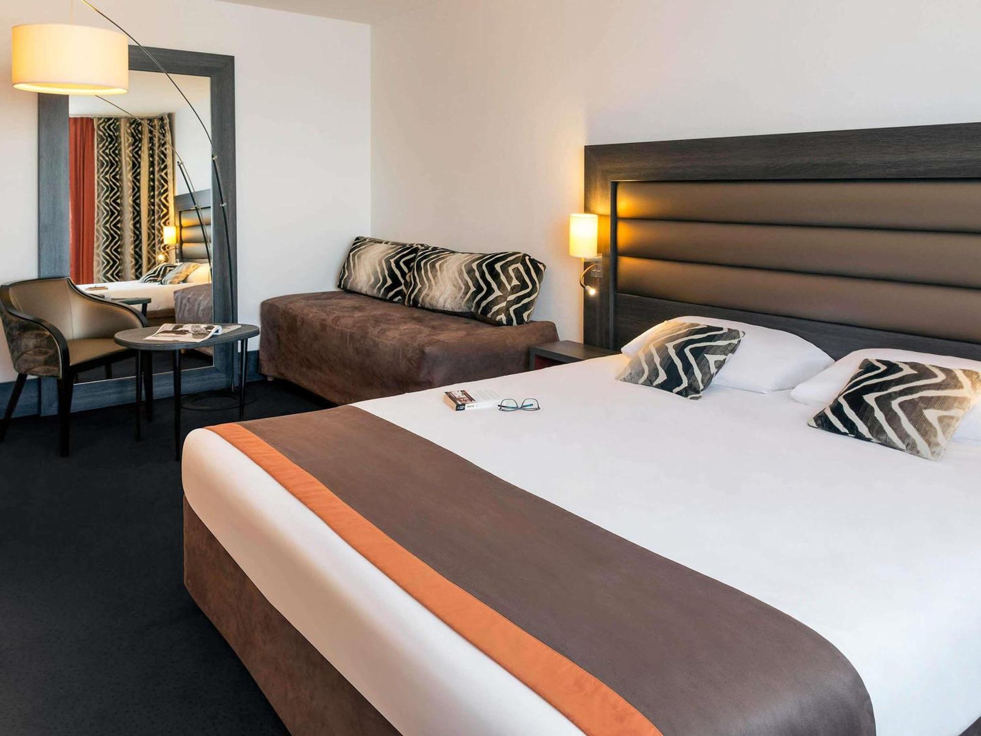 Executive Room with One Double Bed and One Single Bed,1730050379:JPEG
