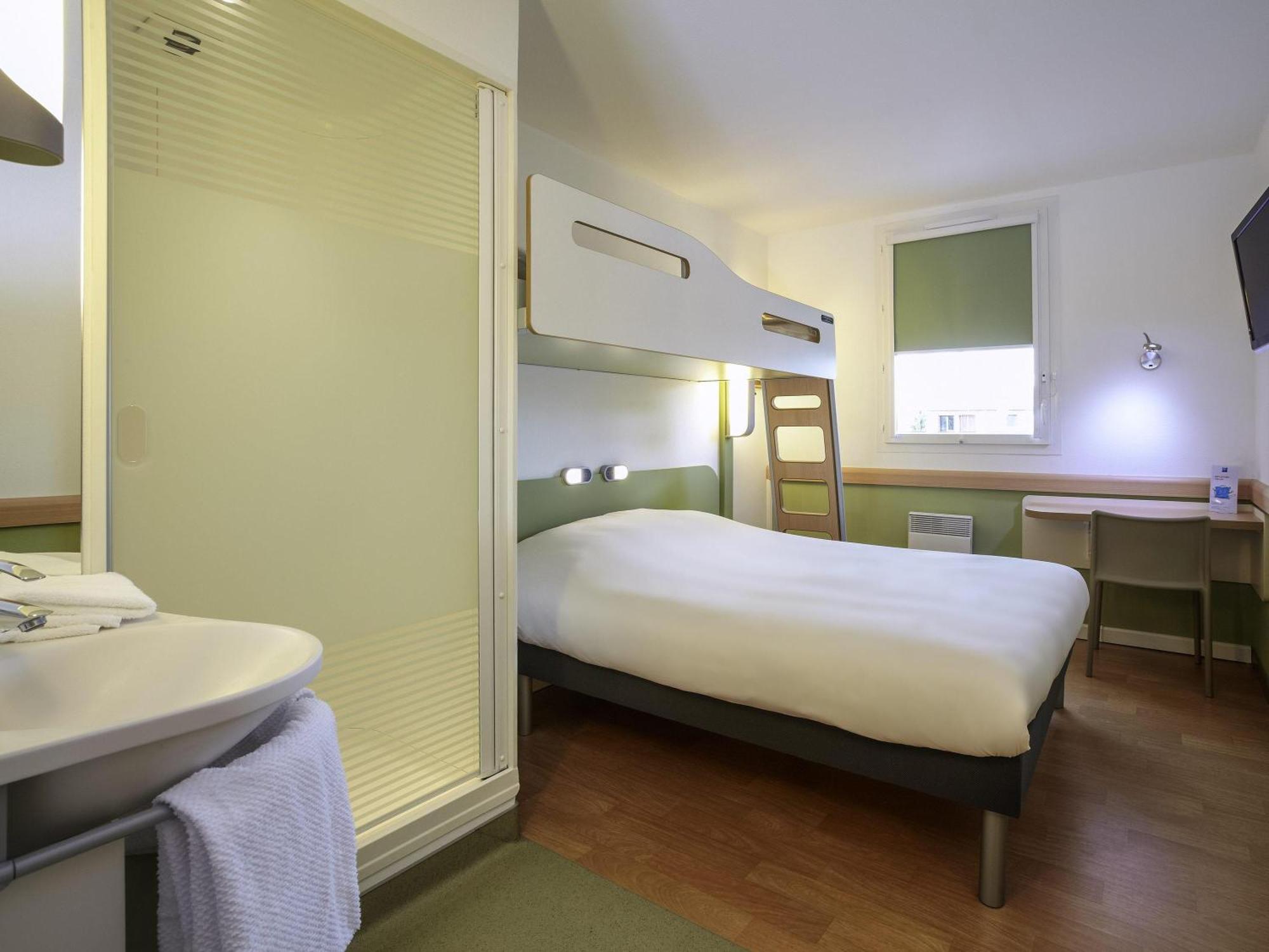 Chambre Triple avec 2 Lits Simples et 1 Lit Superposé