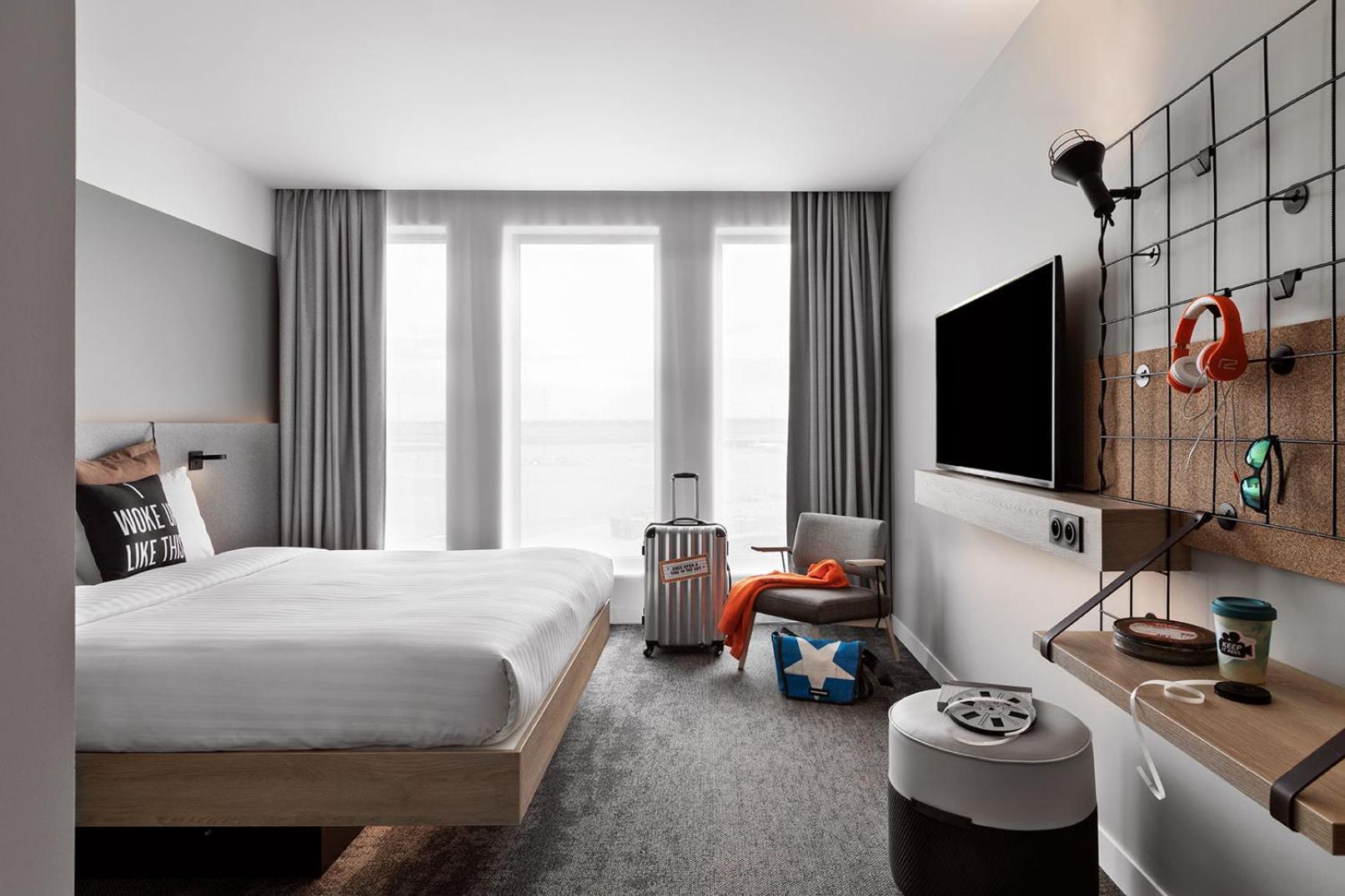 Moxy Queen Room Runway View