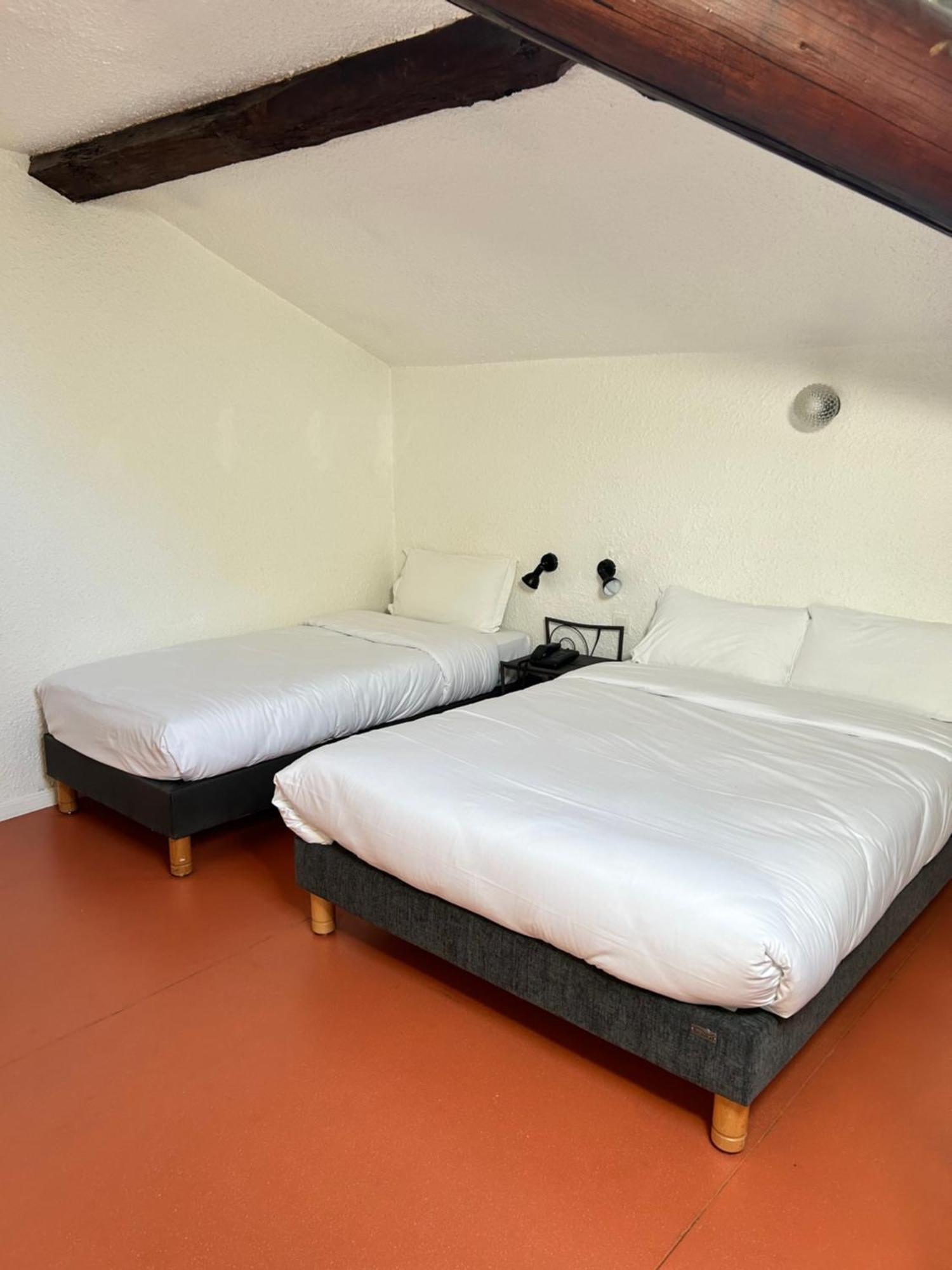 Chambre Triple - Mansardée - 2ème Étage sans Ascenseur