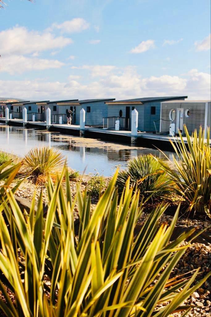 One-Bedroom LodgeBoat Yacht Club Side