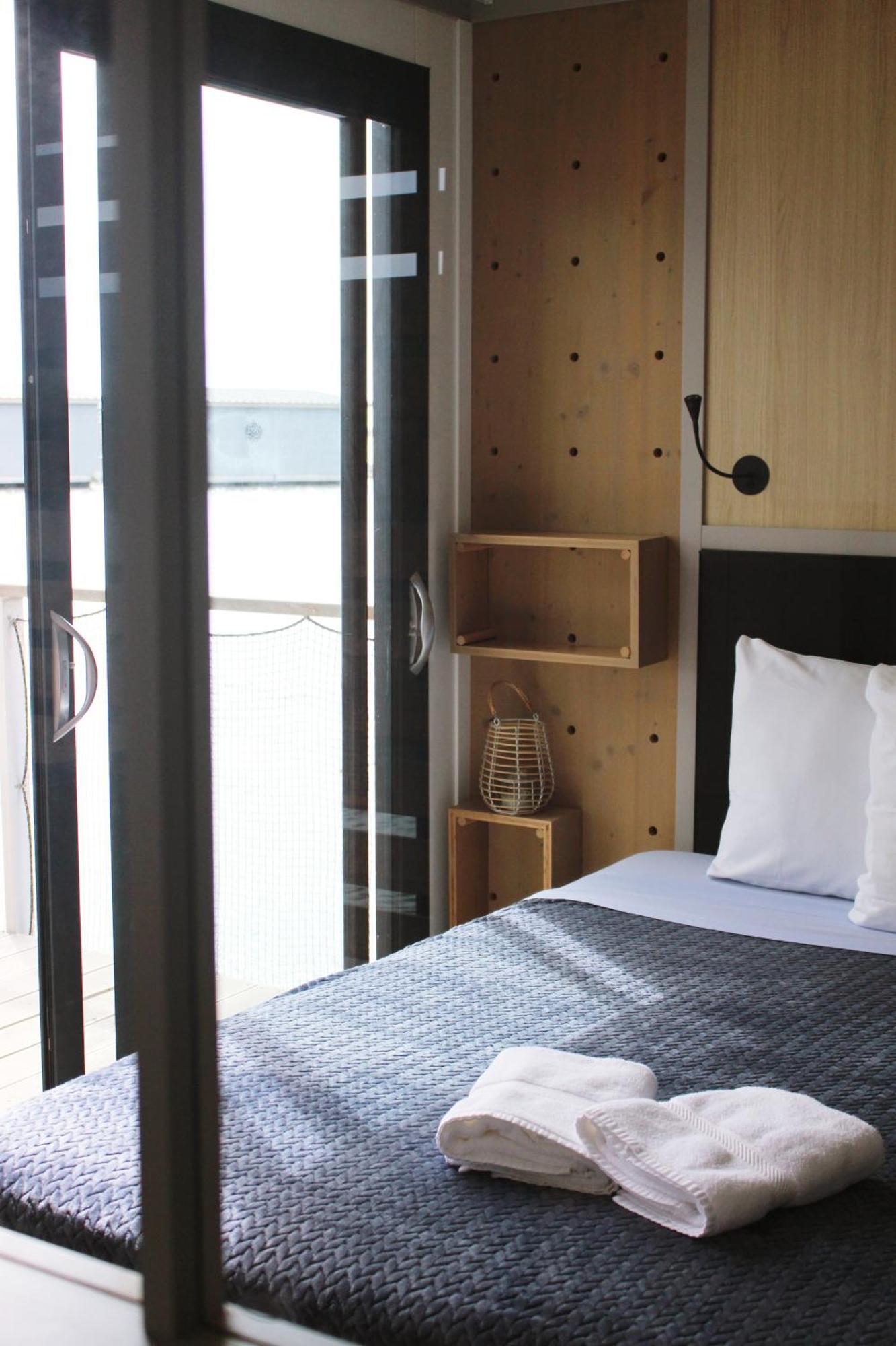 One-Bedroom LodgeBoat Yacht Club Side