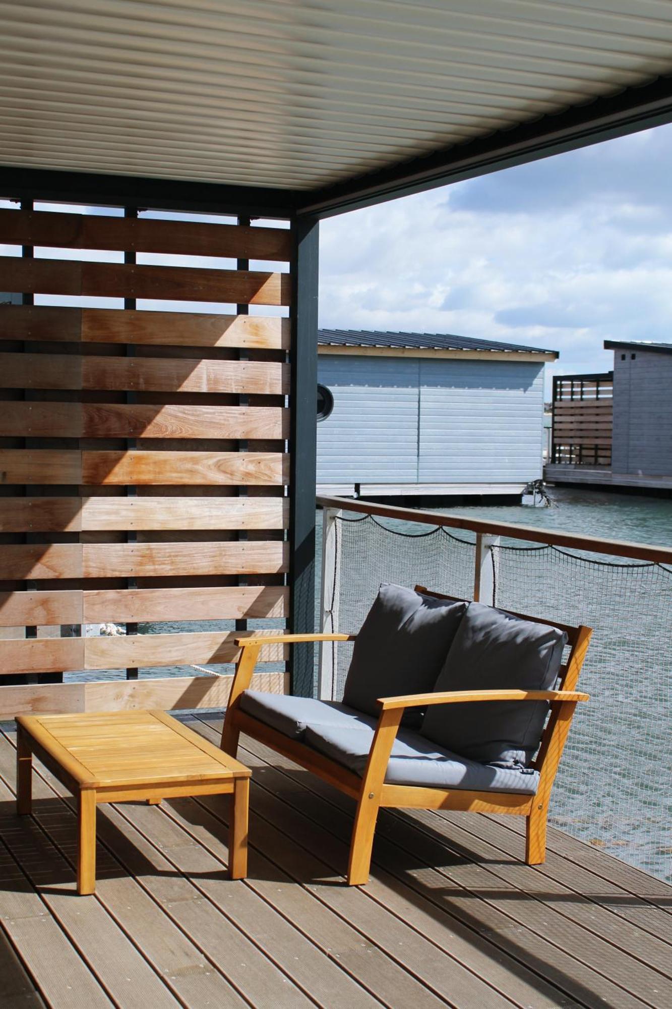 One-Bedroom LodgeBoat Yacht Club Side