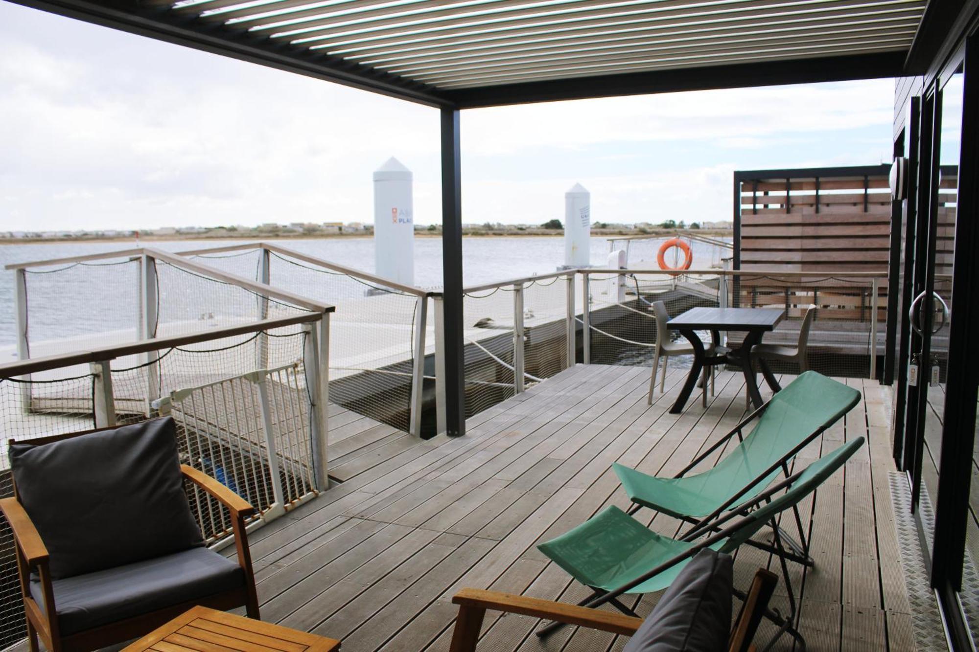One-Bedroom LodgeBoat Grand Large Side