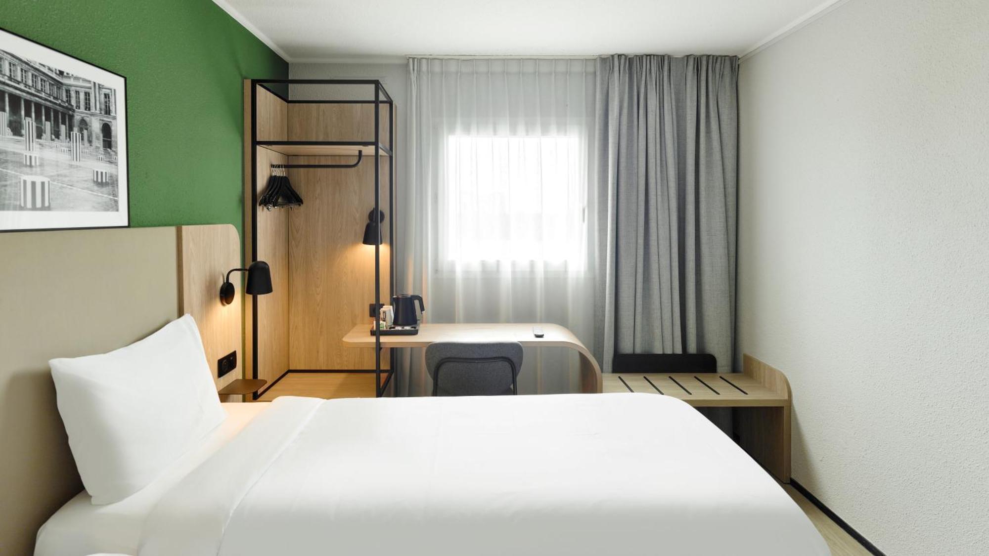 Standard Queen Room